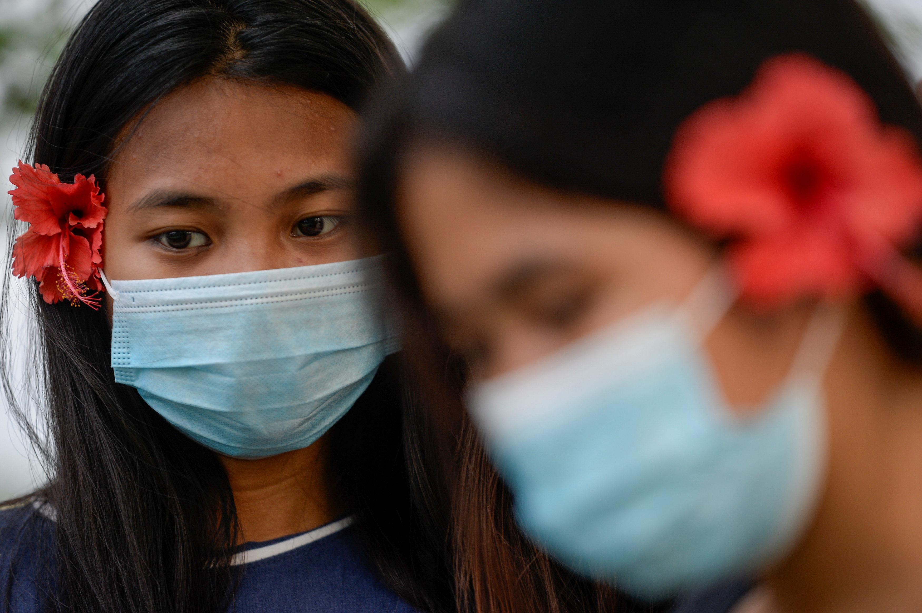 Mujeres llevan máscaras como protección contra la enfermedad del coronavirus (COVID-19) en un parque de Manila, Filipinas, 16 de diciembre de 2020. REUTERS/Lisa Marie David