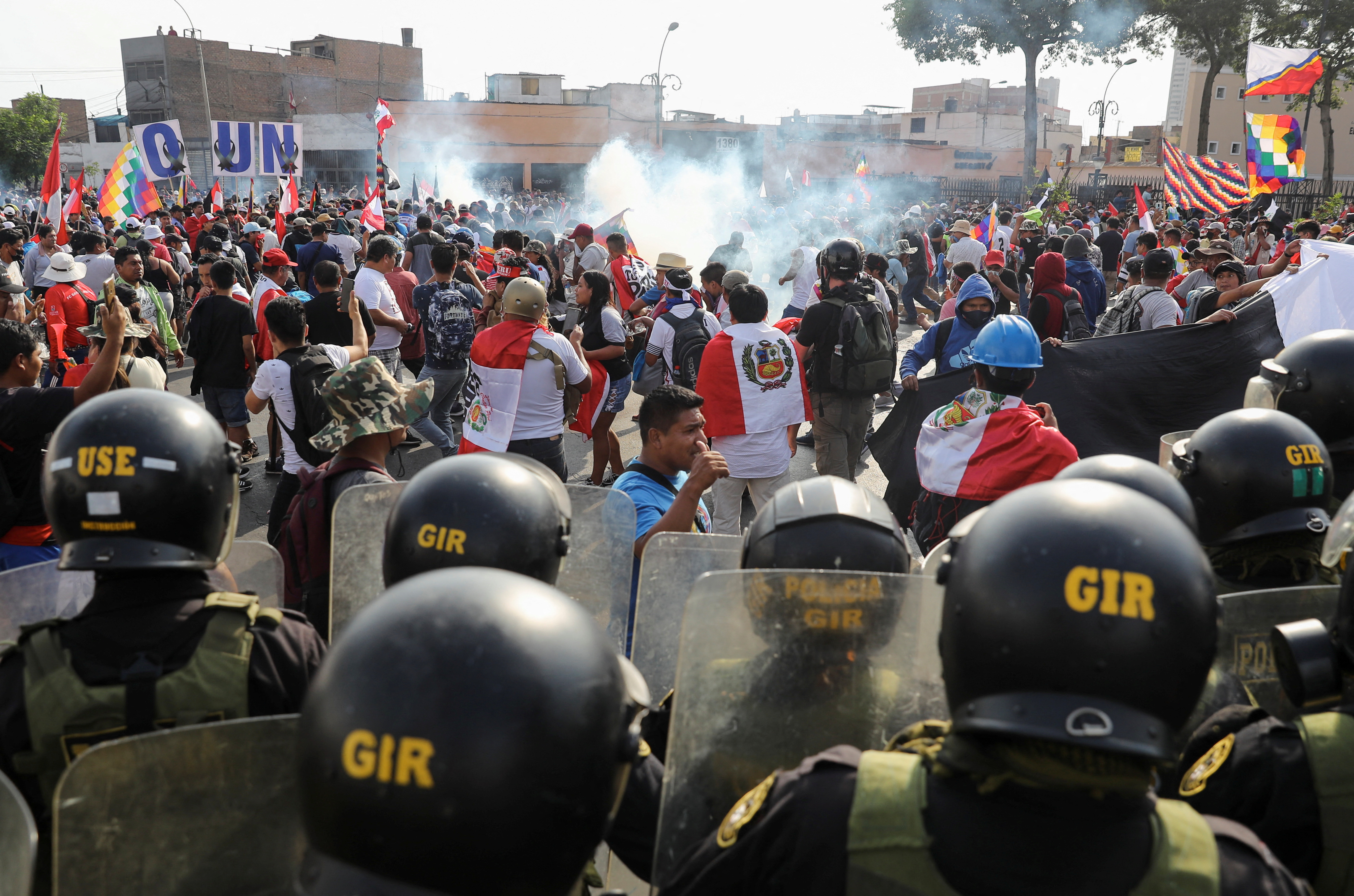 Manifestantes se enfrentan a la gran muralla de la Policía Nacional para evitar que avancen hasta el Congreso. REUTERS/Sebastian Castaneda