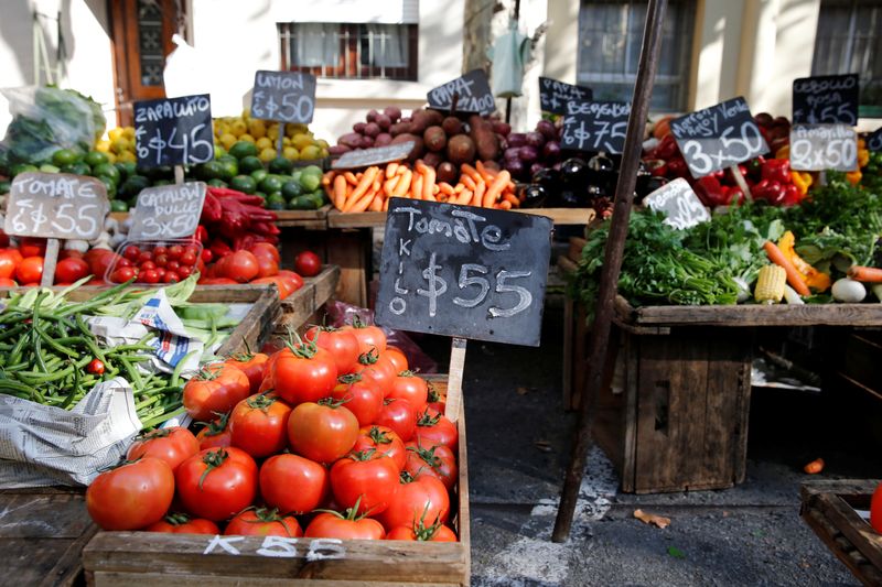Verduras se exhiben en un mercado callejero en el centro de Montevideo. Uruguay. Foto de archivo May 17, 2017.  REUTERS/Andres Stapff