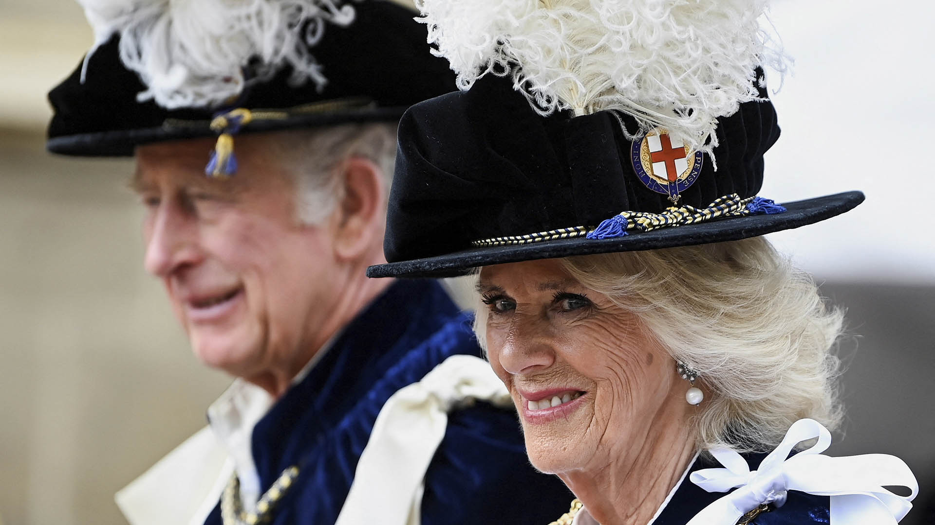ARCHIVO - El príncipe Carlos de Gran Bretaña y Camila, duquesa de Cornualles llegan para el servicio de la Orden de la Jarretera en el Castillo de Windsor, en Windsor, Inglaterra, el lunes 13 de junio de 2022. (Toby Melville/Pool Photo vía AP, archivo)
