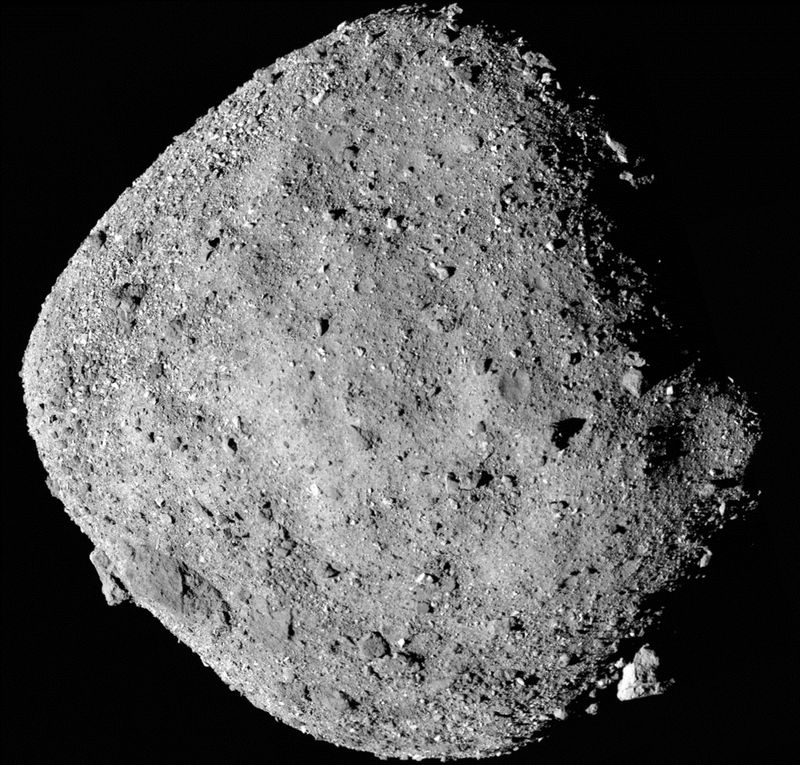 La topografía de Bennu es joven, pero las rocas en los asteroides todavía tienen miles de millones de años y contienen información valiosa sobre el comienzo del sistema solar” (NASA/Goddard/University of Arizona/Handout via REUTERS)