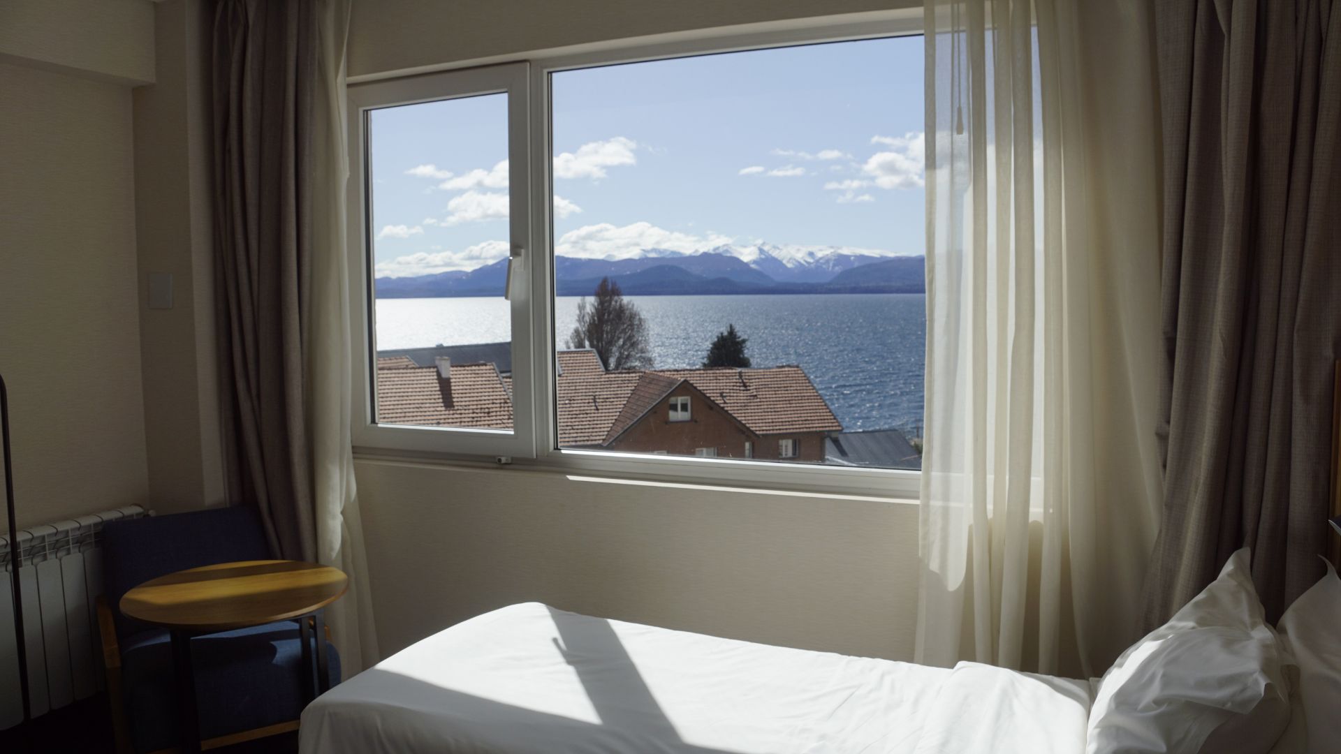 Los hoteles tendrán precios máximos en distintas localidades turísticas del país, entre ellas Bariloche (Crédito: Prensa Gyra.com)