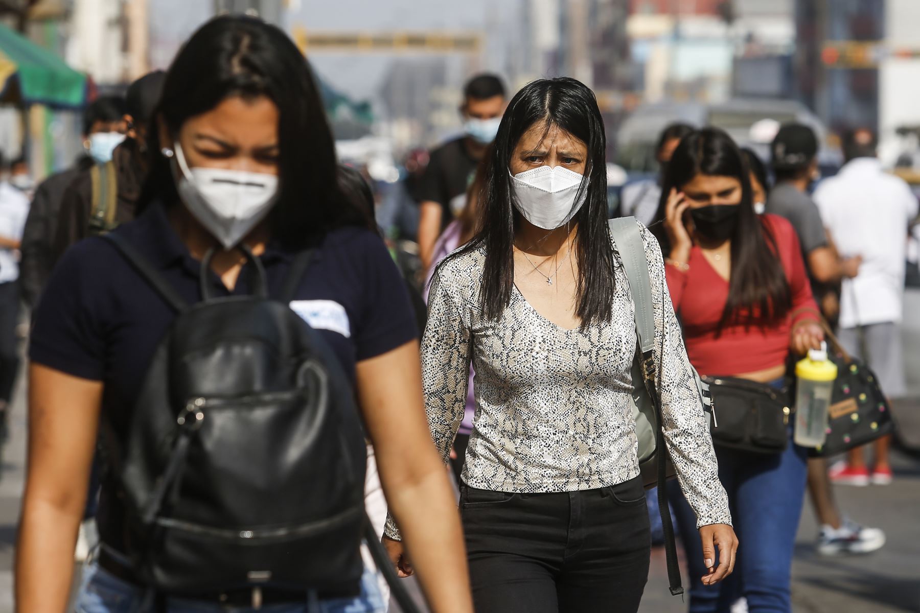 El uso de mascarillas en Perú será necesario para prevenir un contagio ante una nueva ola de casos positivos, según experto. (Andina)