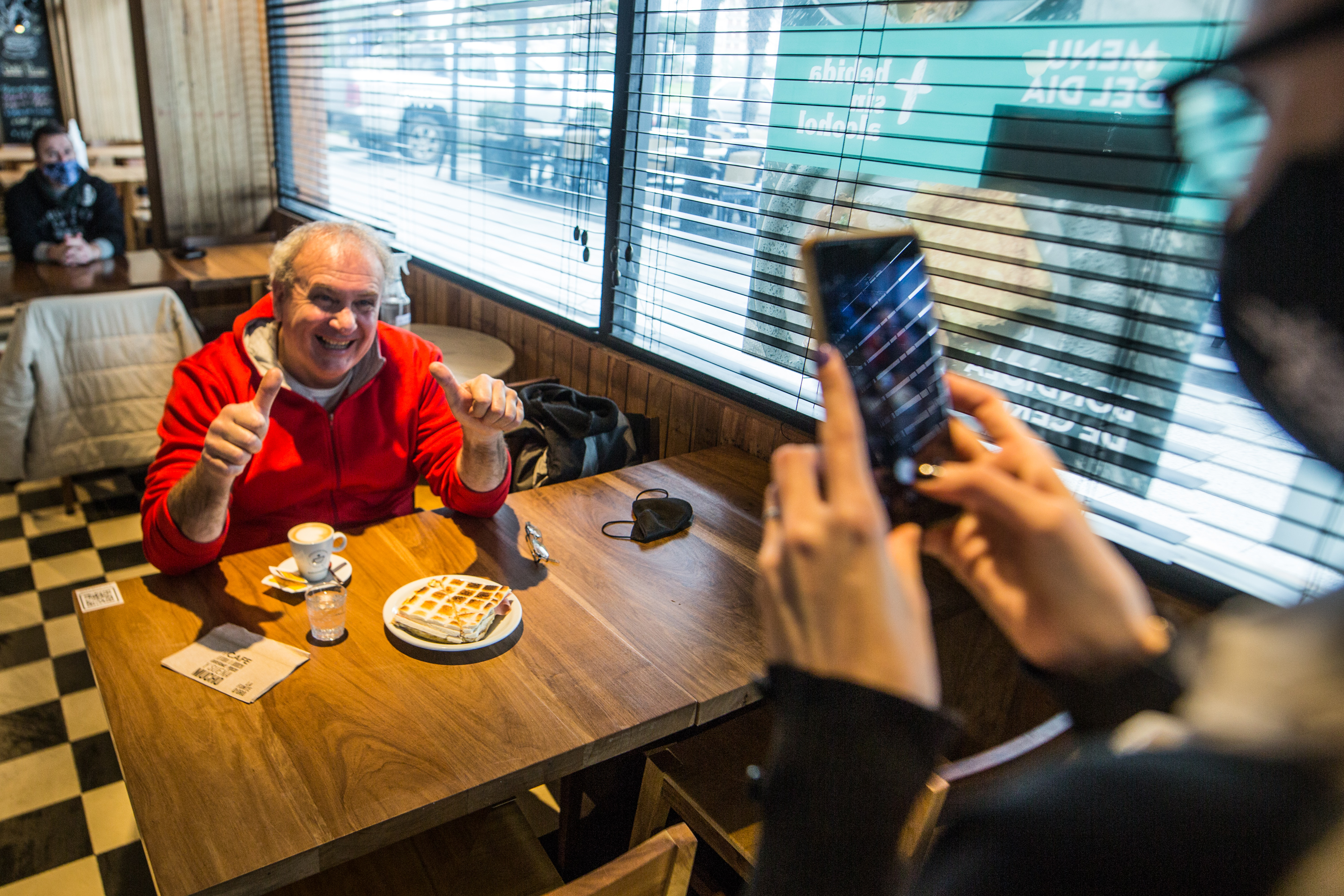 Un cortado y un tostado de jamón y queso también pueden ser la felicidad. El decreto 1040/2020 del municipio de General Pueyrredón lo hizo posible