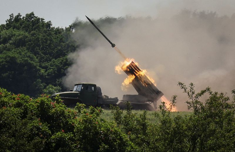 Soldados ucranianos disparan un sistema de lanzamiento de cohetes múltiples BM-21 Grad, cerca de la ciudad de Lysychansk, región de Lugansk, en medio del ataque de Rusia contra Ucrania, el 12 de junio de 2022. REUTERS/Gleb Garanich