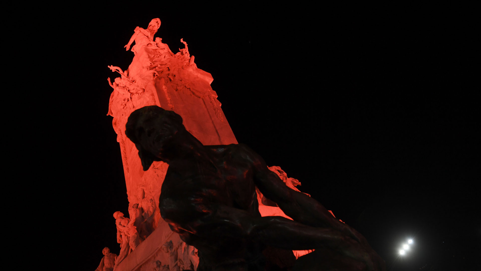 La gente pudo disfrutar durante toda la noche del lunes de los monumentos iluminados.