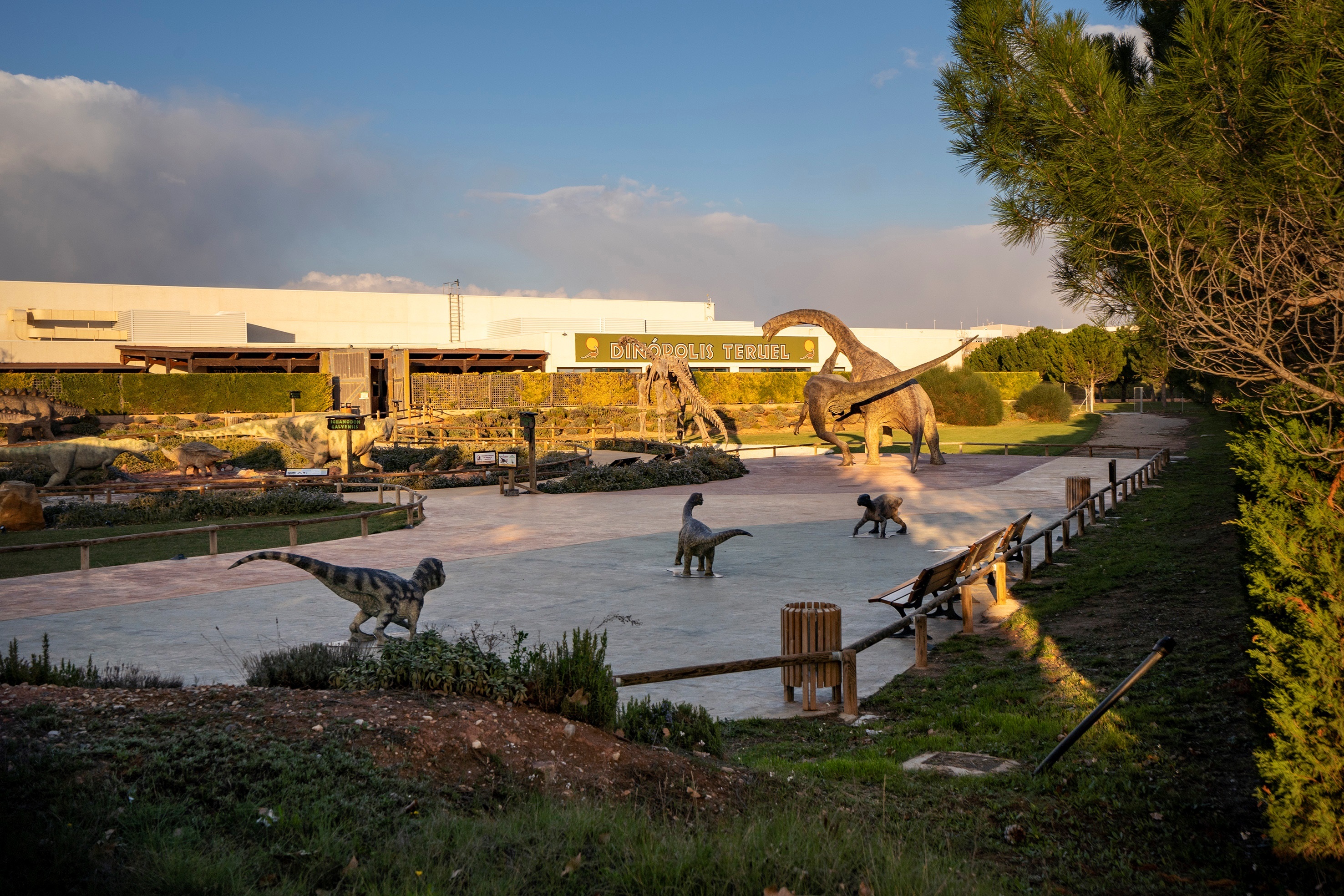 Vista de las instalaciones del parque de dinosaurios Dinópolis en Teruel. EFE/ Antonio García/Archivo
