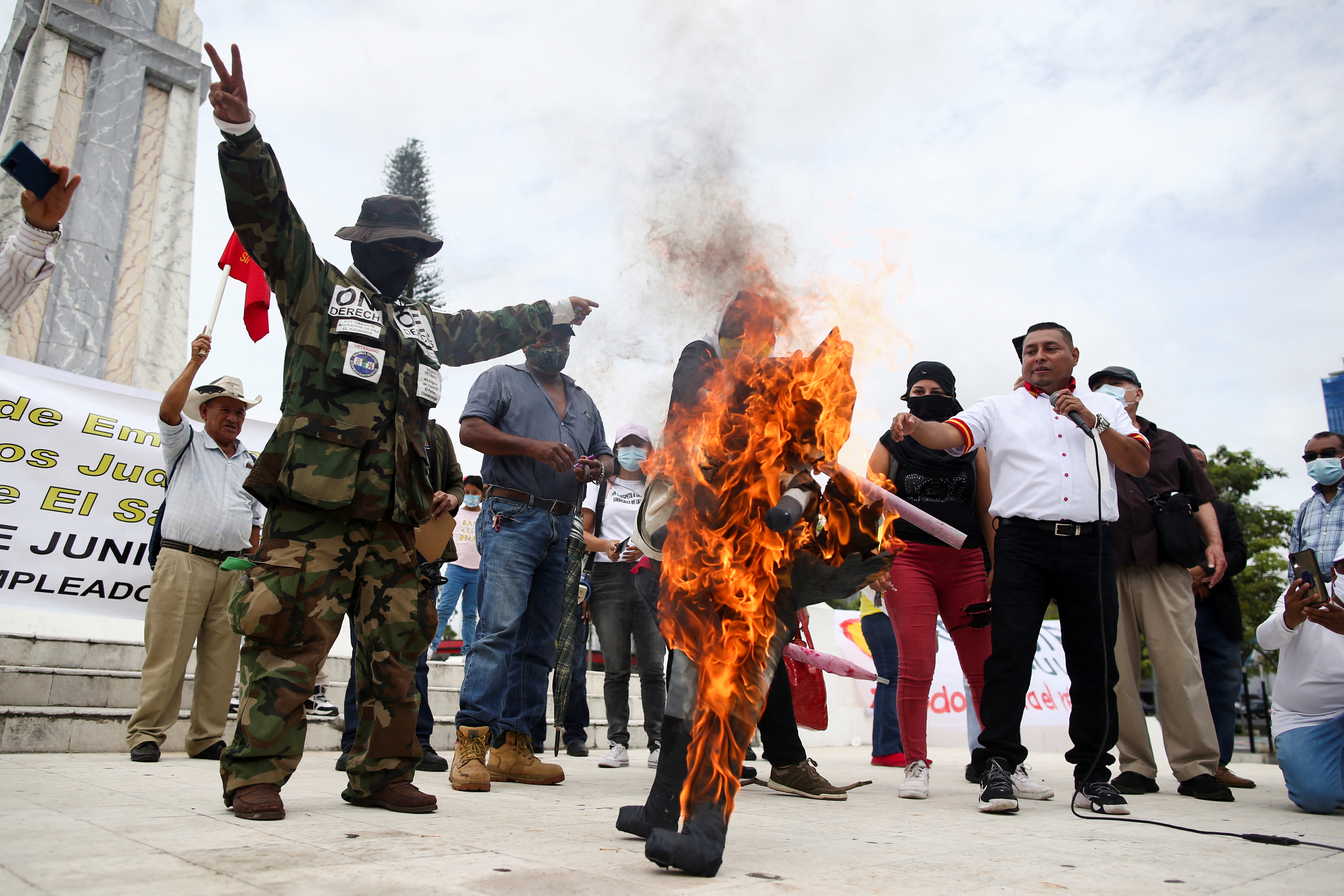 Protesta contra Bukele en San Salvador (Reuters)