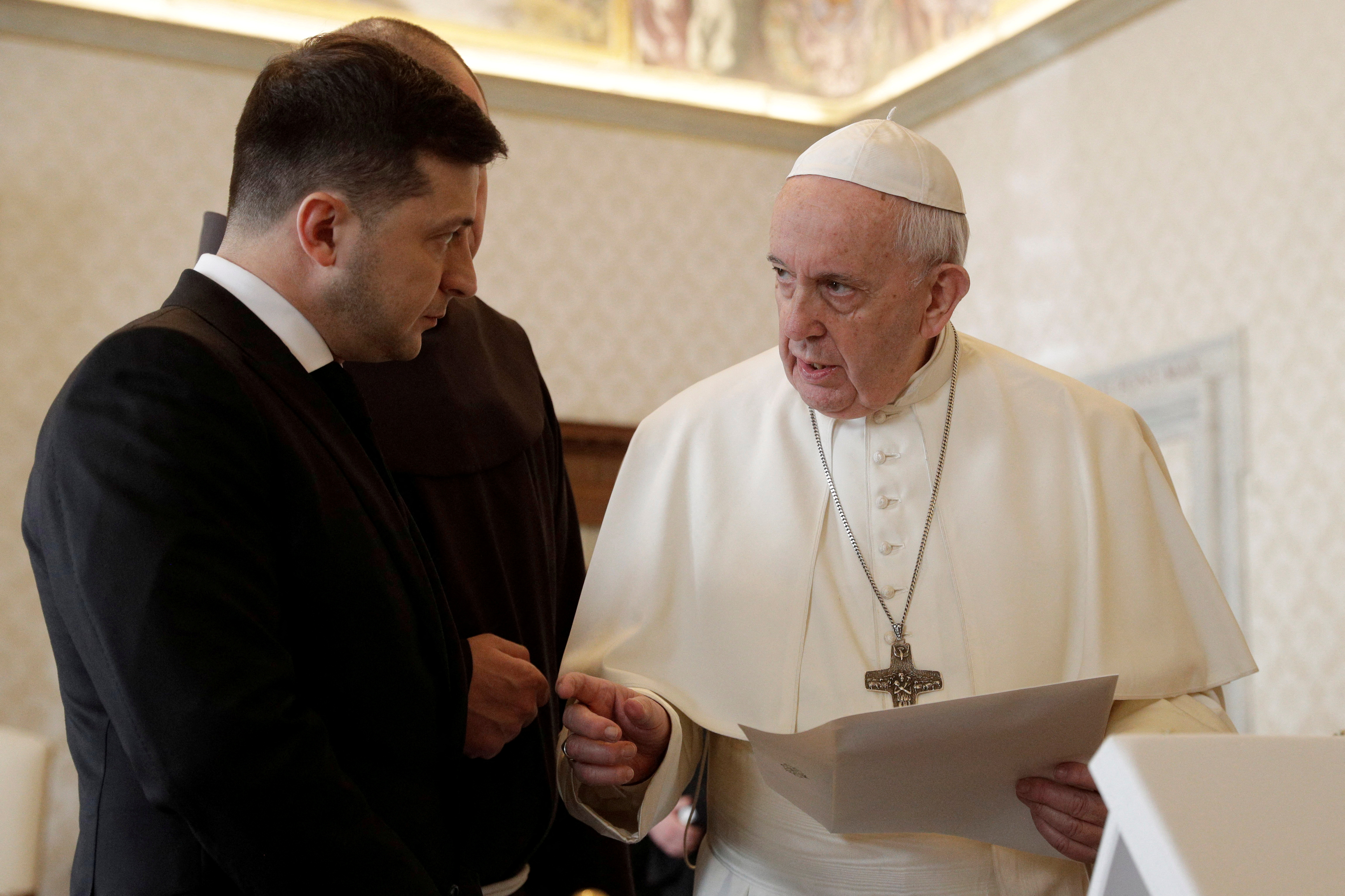 Foto de archivo: El papa Francisco con el presidente ucraniano Volodimir Zelensky  (Gregorio Borgia/REUTERS)