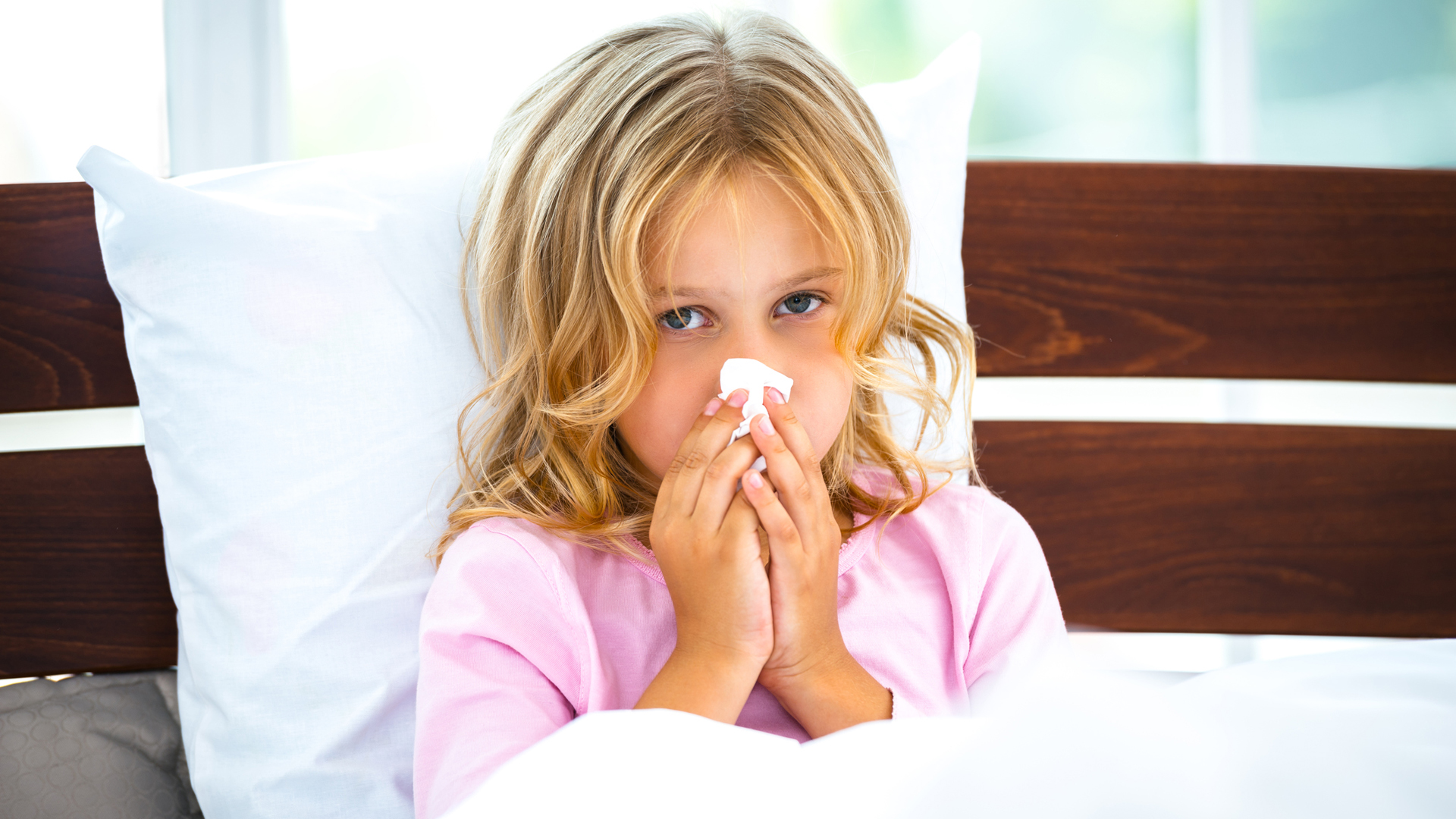 Los chicos pasan mucho tiempo en casa durante los meses fríos y pueden ser más sensibles a las alergias (iStock)