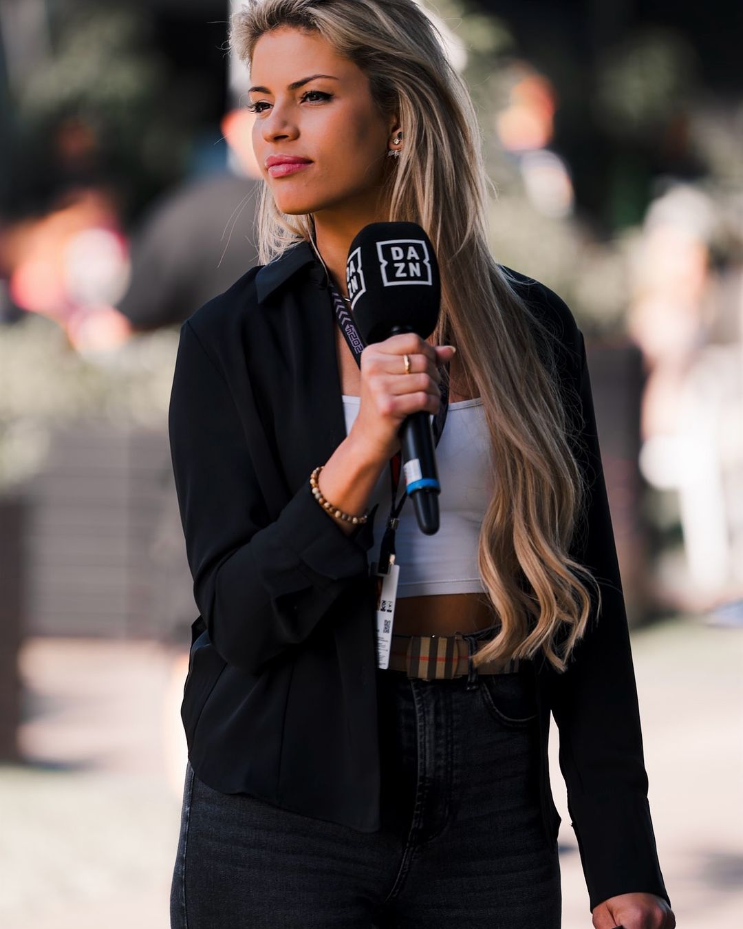 Quién es Christine GZ, la periodista y piloto que protagonizó el divertido  ida y vuelta con Franco Colapinto antes de su debut en la Fórmula 1 -  Infobae