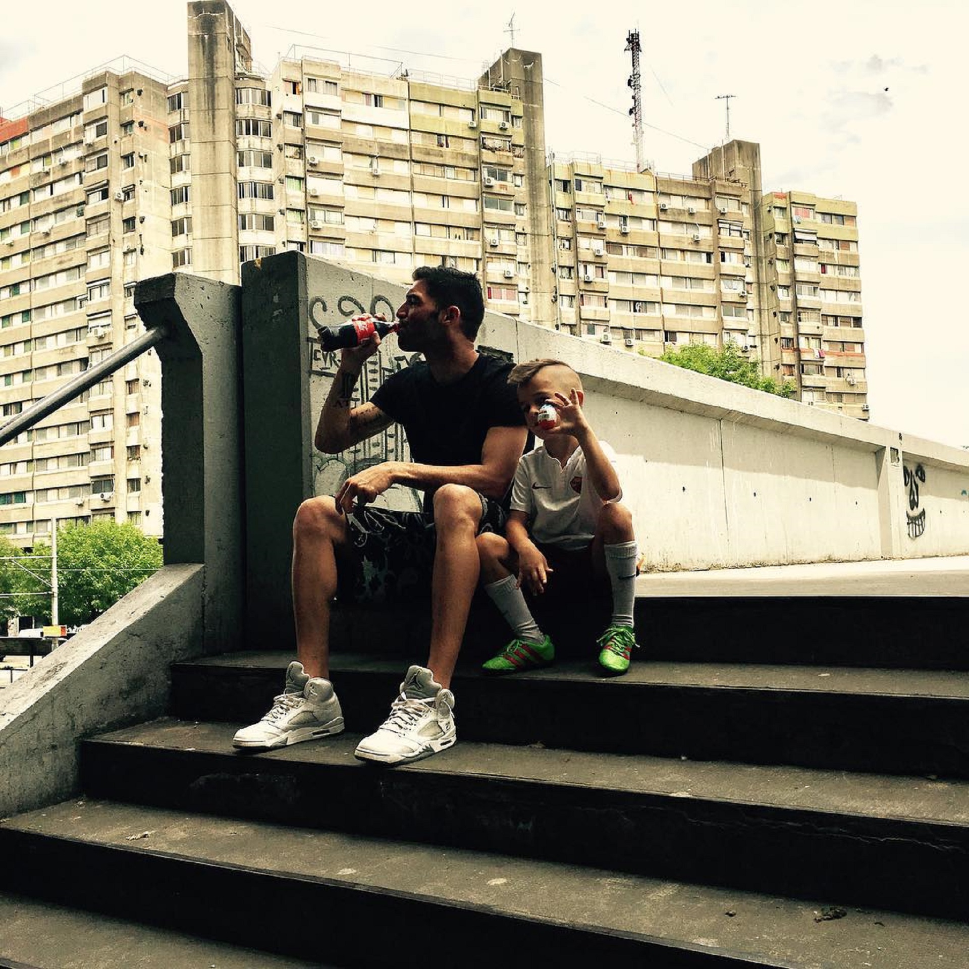Andujar hace unos años con su hijo Vito en el puente de Lugano, donde se juntaba en su infancia
