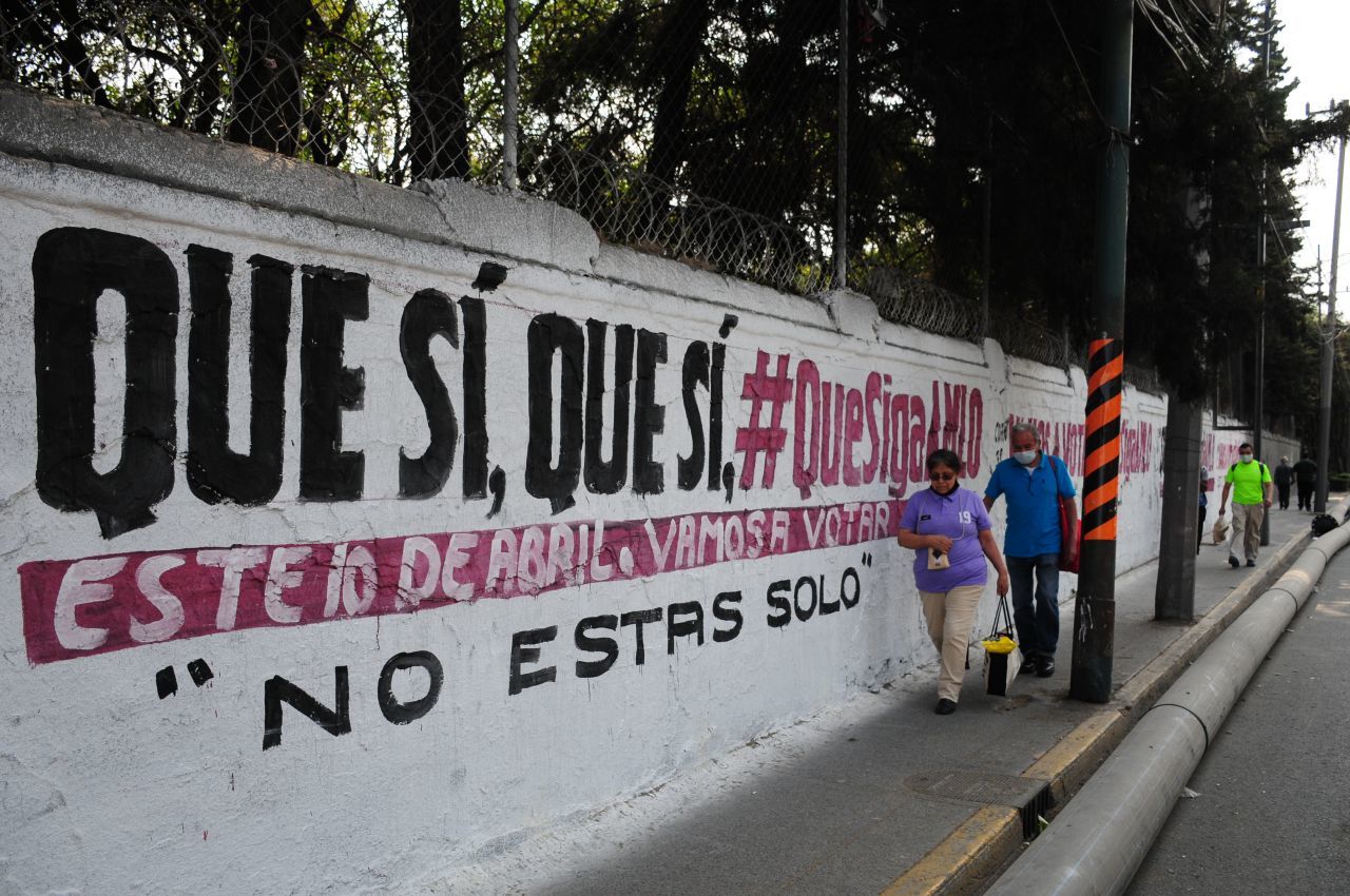 En los muros de las calles de la capital continúan viéndose propaganda de la Revocación de Mandato del presidente de México, Andrés Manuel López Obrador, la cual se llevará a cabo el próximo 10 de abril. FOTO: DANIEL AUGUSTO /CUARTOSCURO