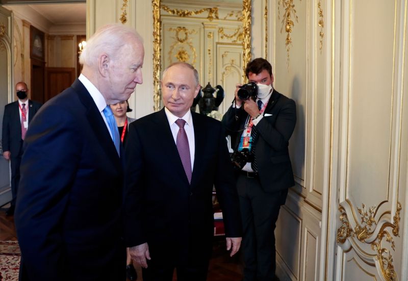 El presidente de Estados Unidos, Joe Biden, y su par ruso, Vladimir Putin, durante una cumbre en Ginebra (Reuters)