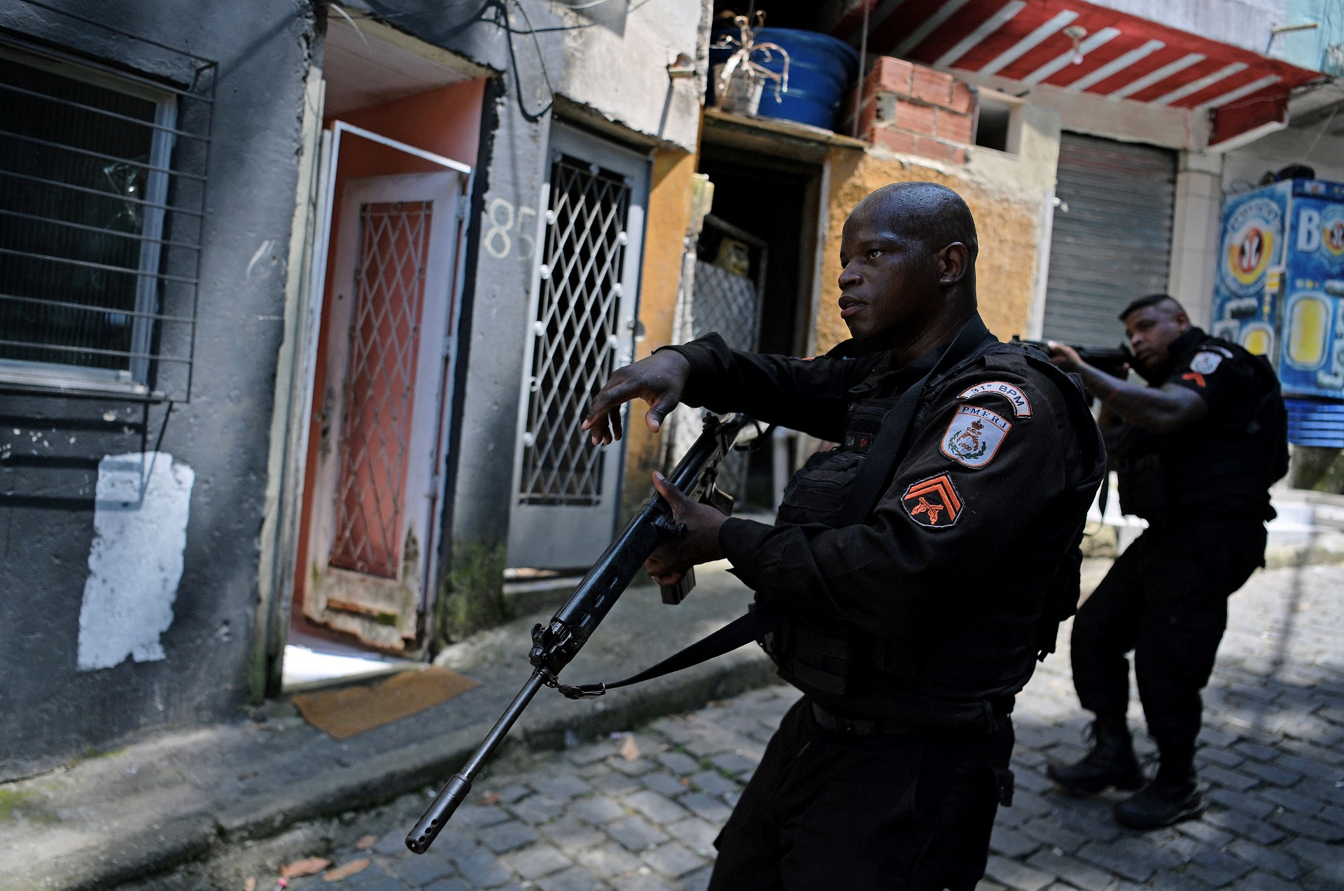 La policía militar en un operativo en la favela Morro do Banco (AFP)