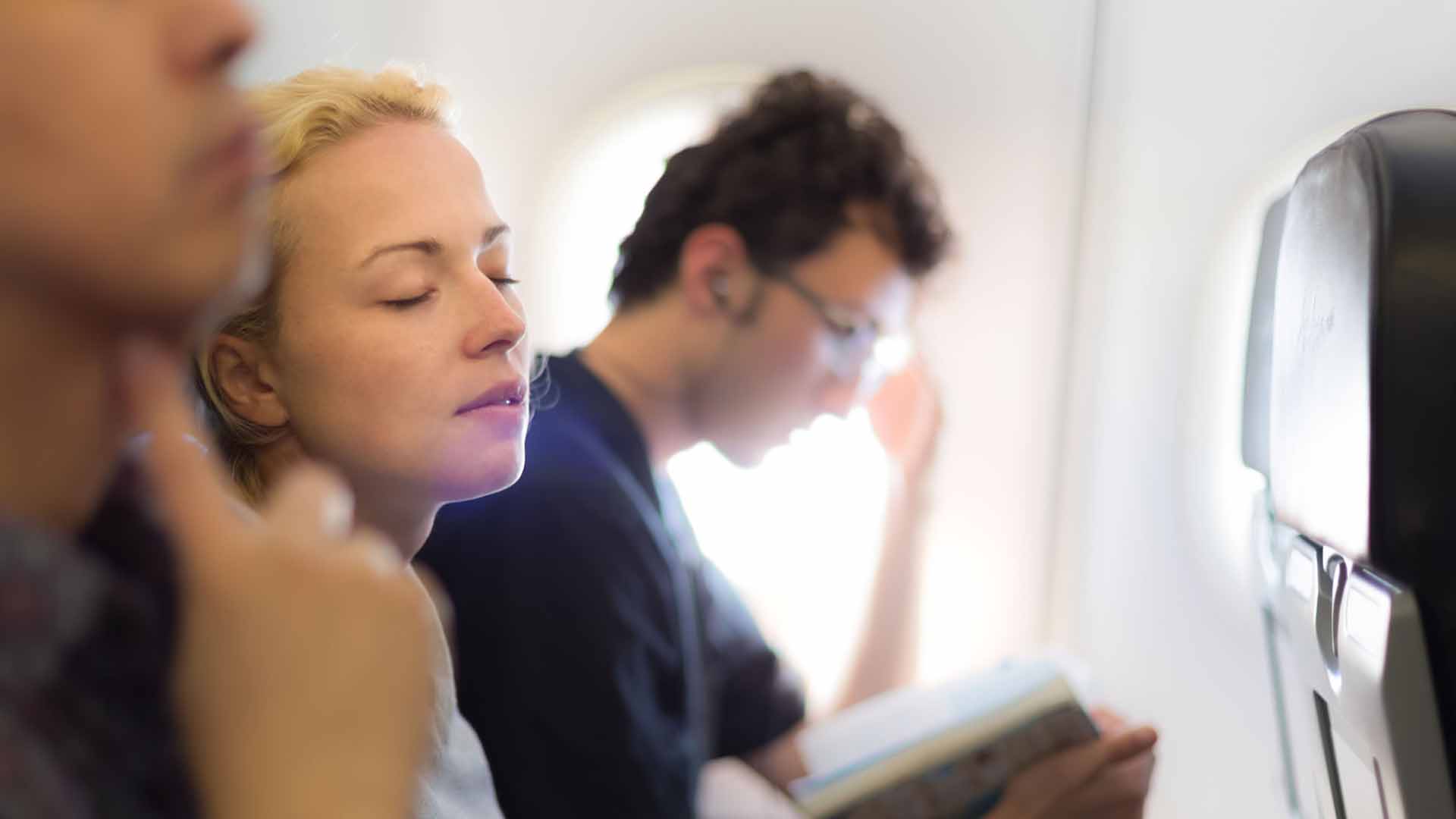 Antes de viajar en avión es recomendable empezar a adaptar los horarios unos días antes (Getty)