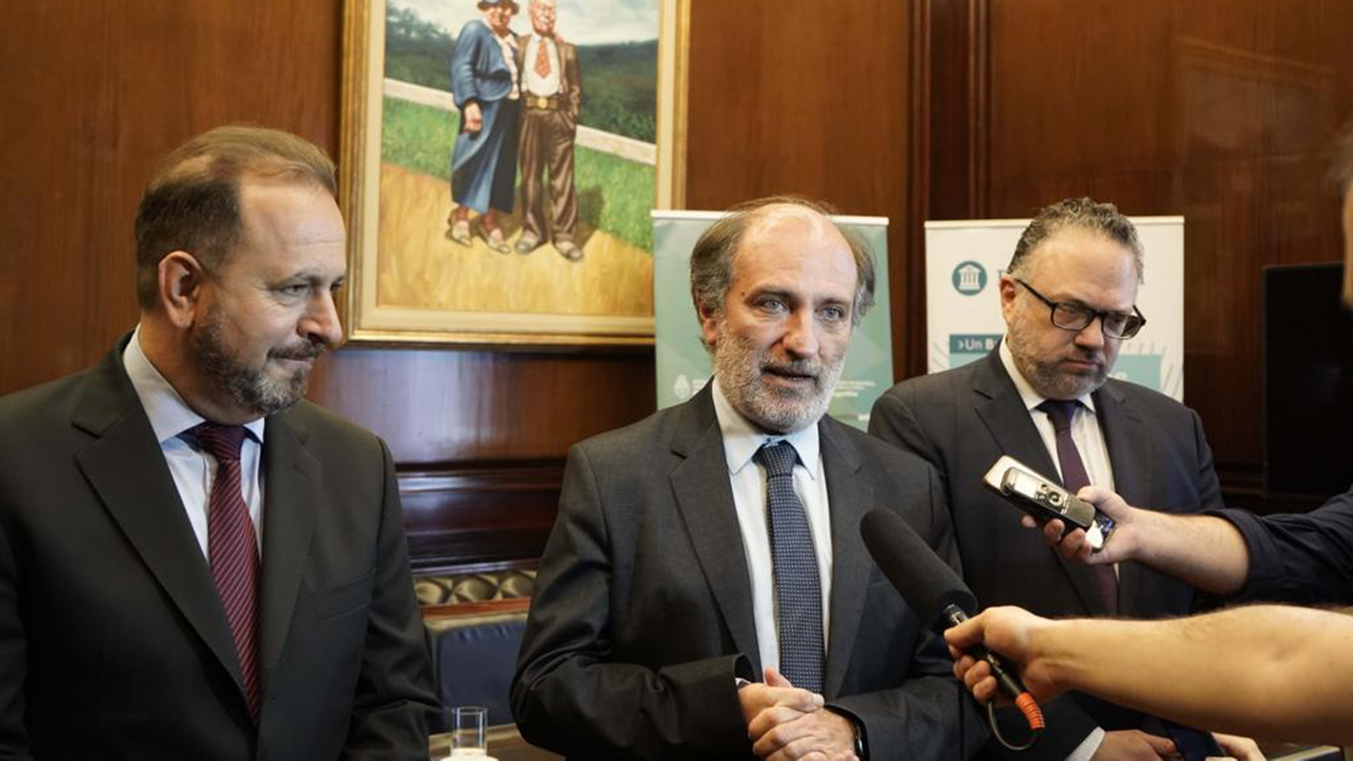 Eduardo Hecker, presidente del Banco Nación, junto a Jorge Solmi y Matías kulfas. 