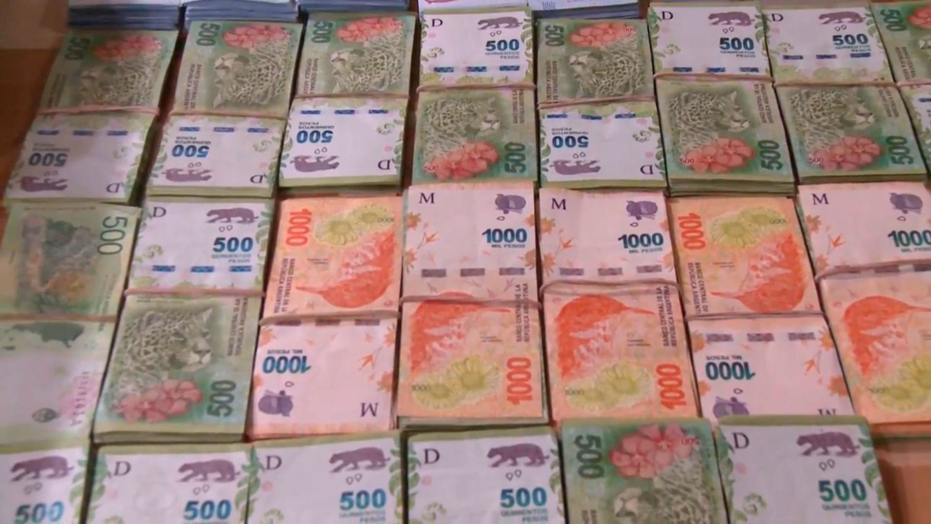 El Gobierno volcó a la calle 1 millón de billetes de $1.000 por día en lo  que va de 2021 - Infobae