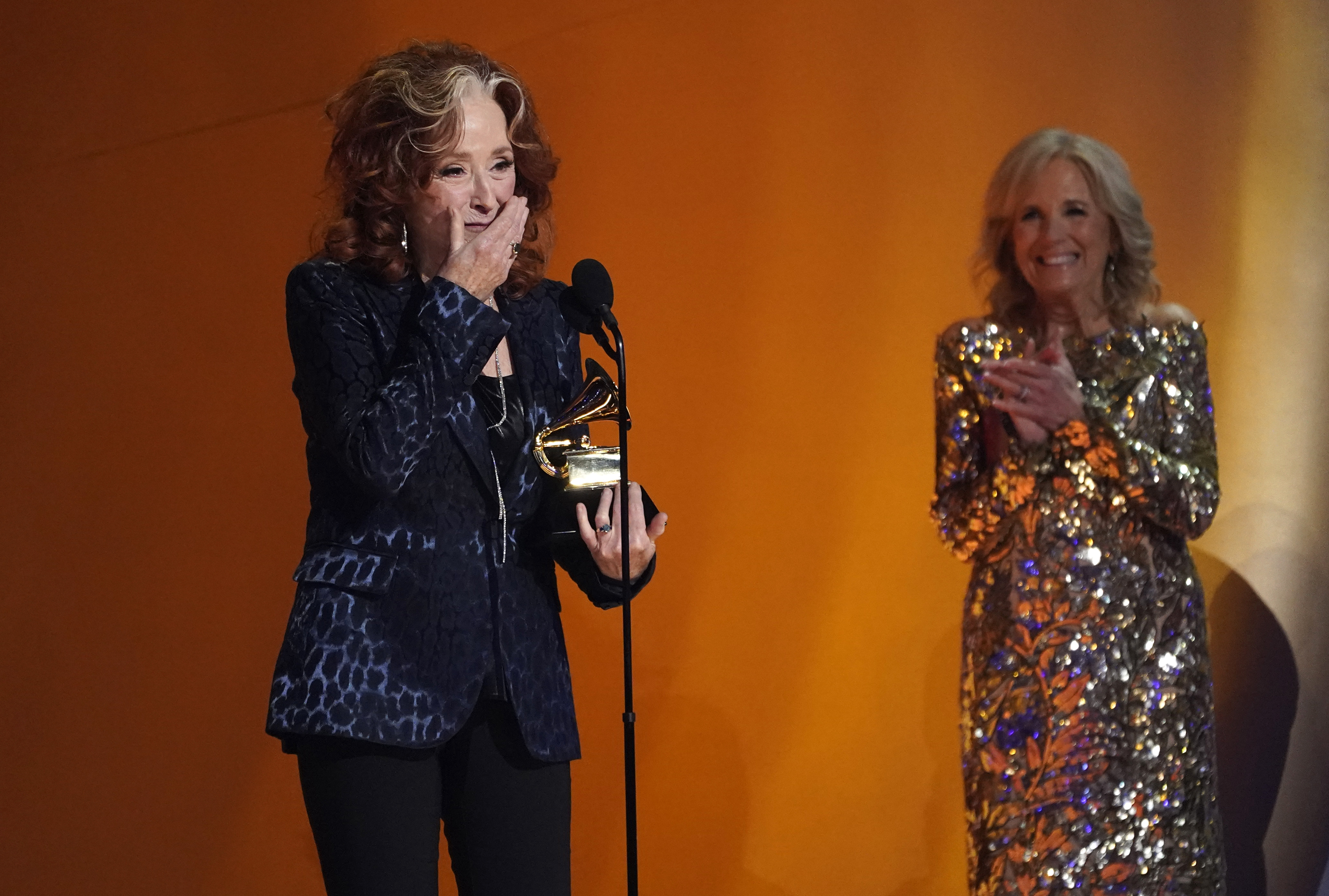 Bonnie Raitt recibe el premio a canción del año por "Just Like That" en la 65a entrega anual del Grammy el domingo 5 de febrero de 2023, en Los Angeles. La primera dama Jill Biden está a la derecha. (Foto AP/Chris Pizzello)