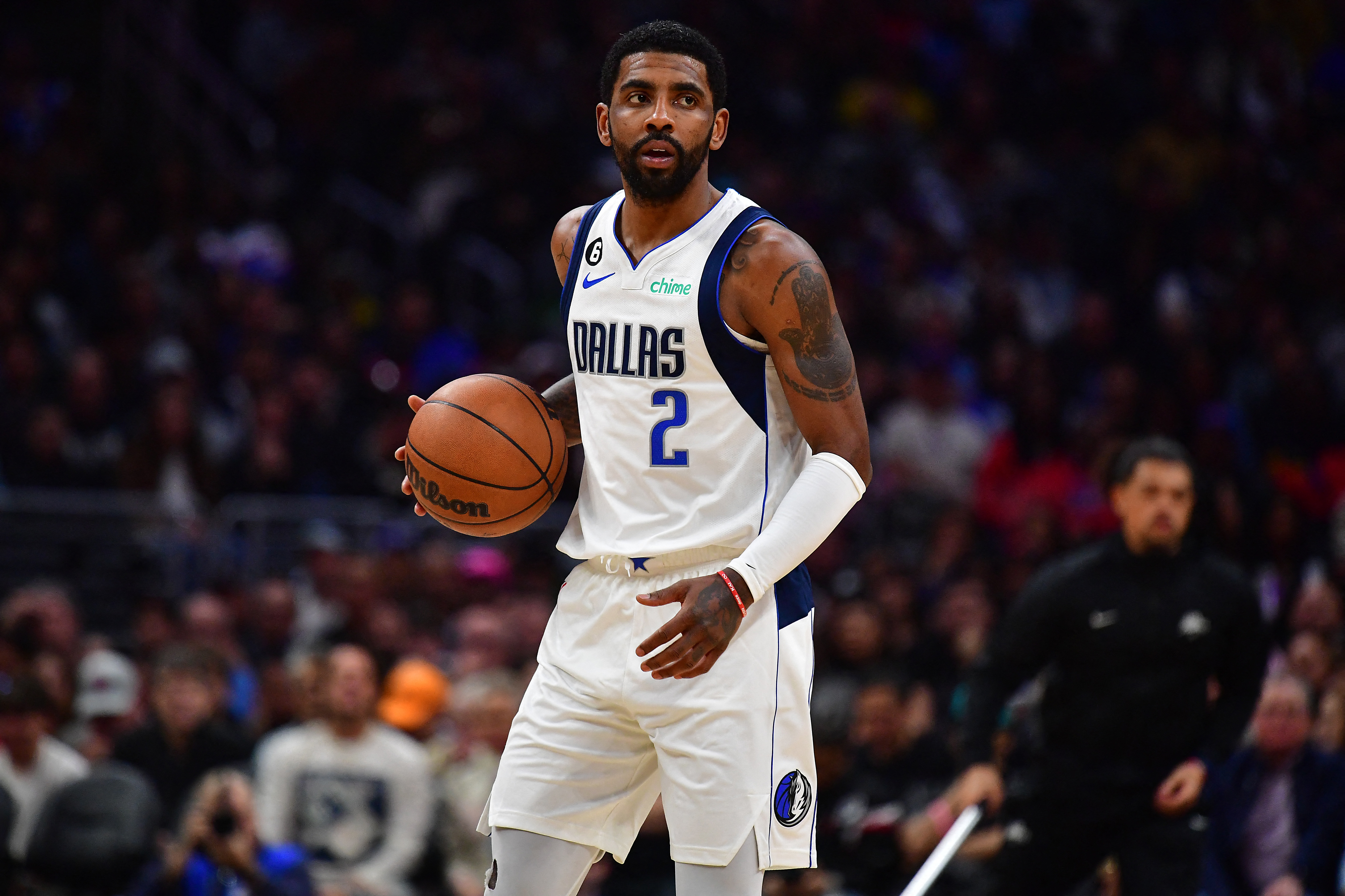 Kyrie Irving luce la nueva camiseta de Dallas Mavericks. El base se unirá a Luka Doncic para potenciar al equipo (Gary A. Vasquez-USA TODAY Sports)