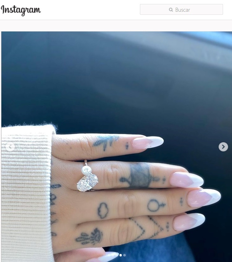 Ariana Grande presumió su anillo de compromiso (Imagen de Instagram. EFE)