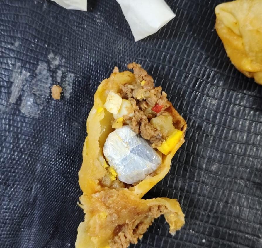 Fue con su hijo de 5 a&ntilde;os a llevar alimentos a un preso: encontraron coca&iacute;na y marihuana en 11 empanadas