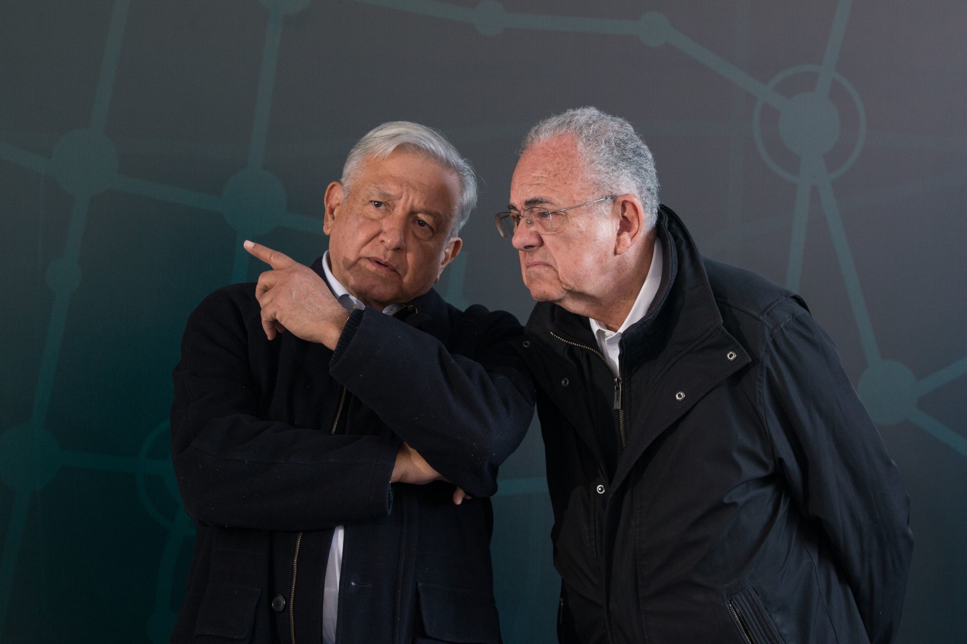 Andrés Manuel López Obrador, presidente de la República, junto a Javier Jiménez Espriu, ex secretario de Comunicaciones y Transporte (Foto: Cuatoscuro)