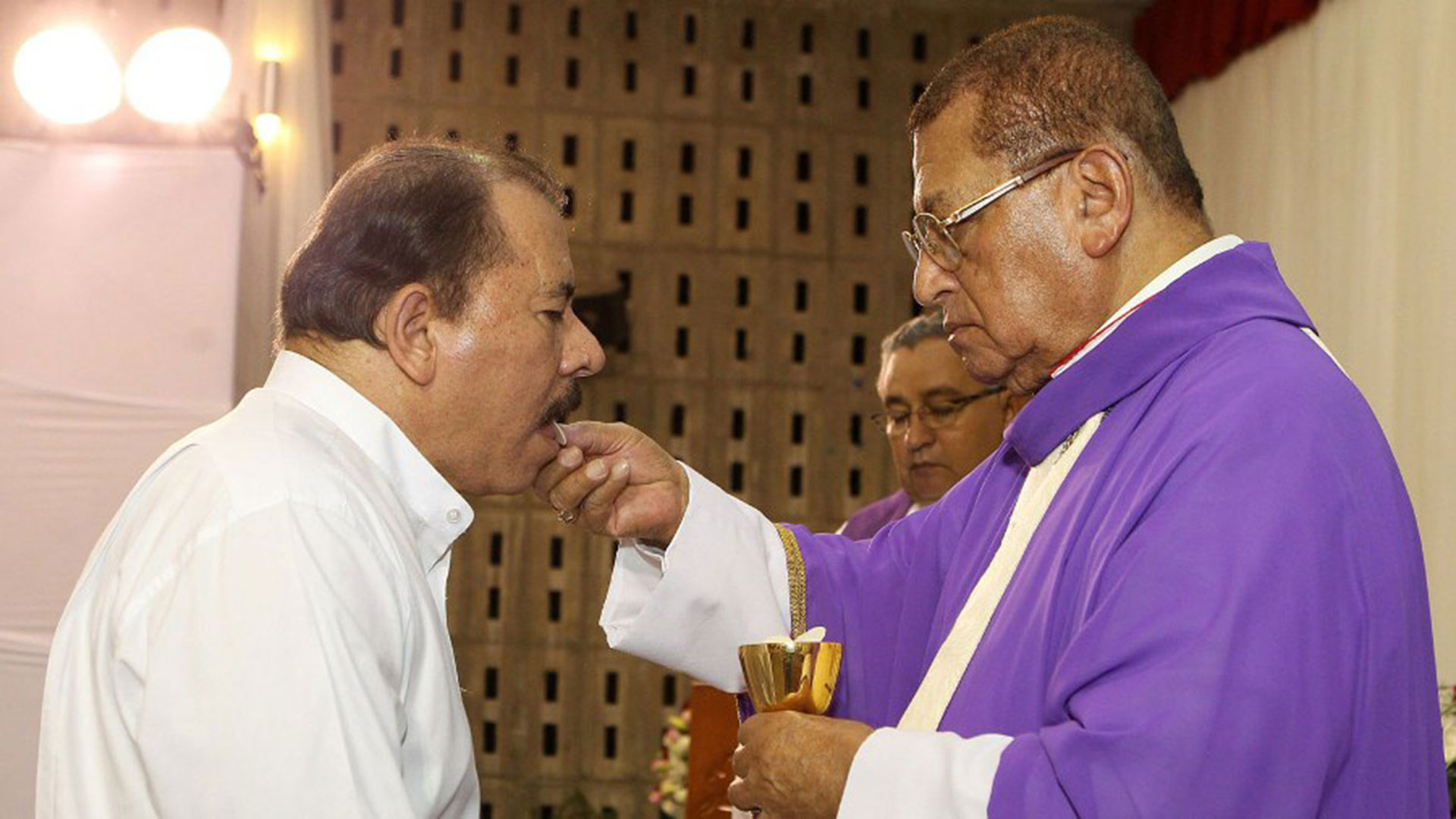 En las vísperas de las elecciones anteriores a 2006, Daniel Ortega mostraba una actitud muy religiosa y de respeto a la iglesia Católica y  sus símbolos. (Foto El Nuevo Diario)