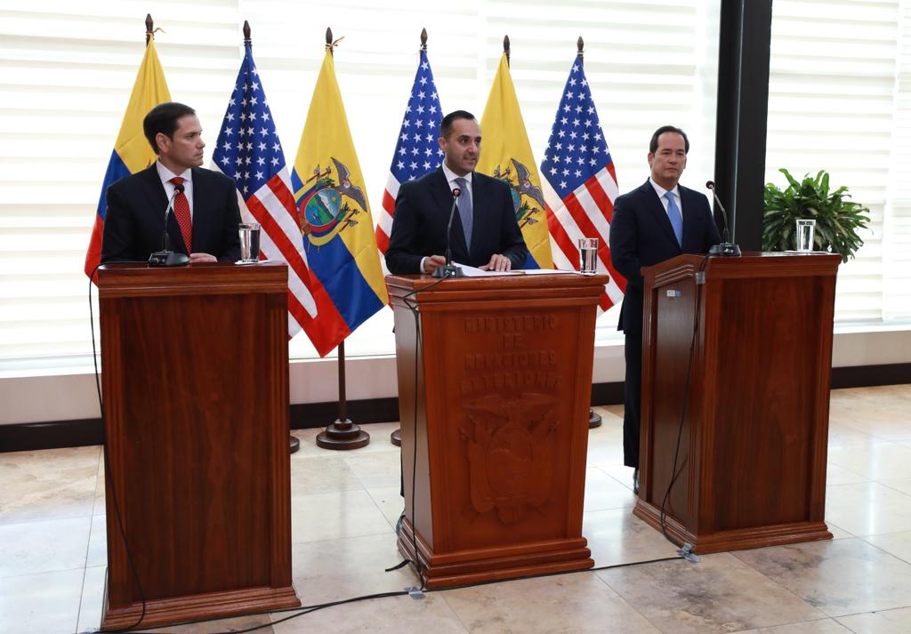 El senador estadounidense, Marco Rubio, el canciller de Ecuador, Juan Carlos Holguín, y el ministro de Gobierno de Ecuador, Henry Cucalón, en una declaración conjunta en Quito.