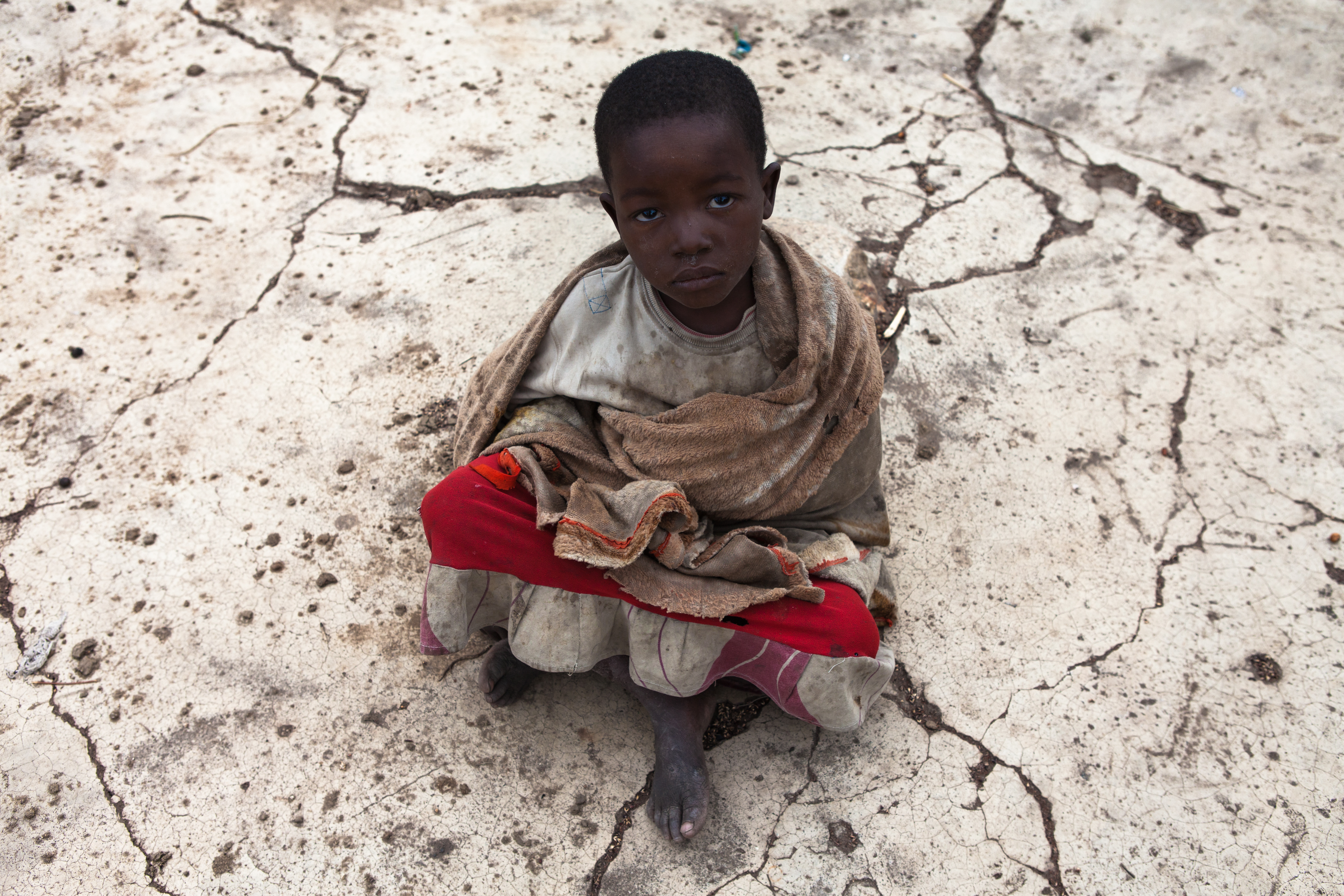 Un niño de 5 años vive en carne propia la sequía prolongada en Balaka, Malawi.