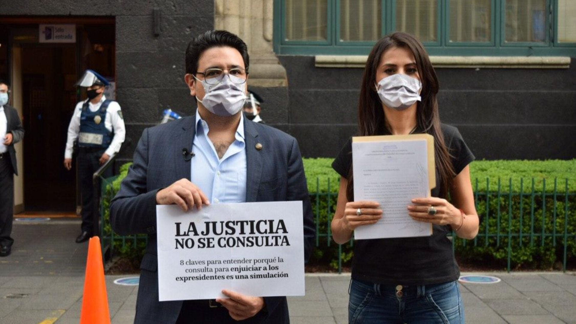 Verónica Delgadillo y Noé Castañón entregaron en las instalaciones de la Corte el amicus curiae este miércoles (Foto: Cortesía Movimiento Ciudadano)