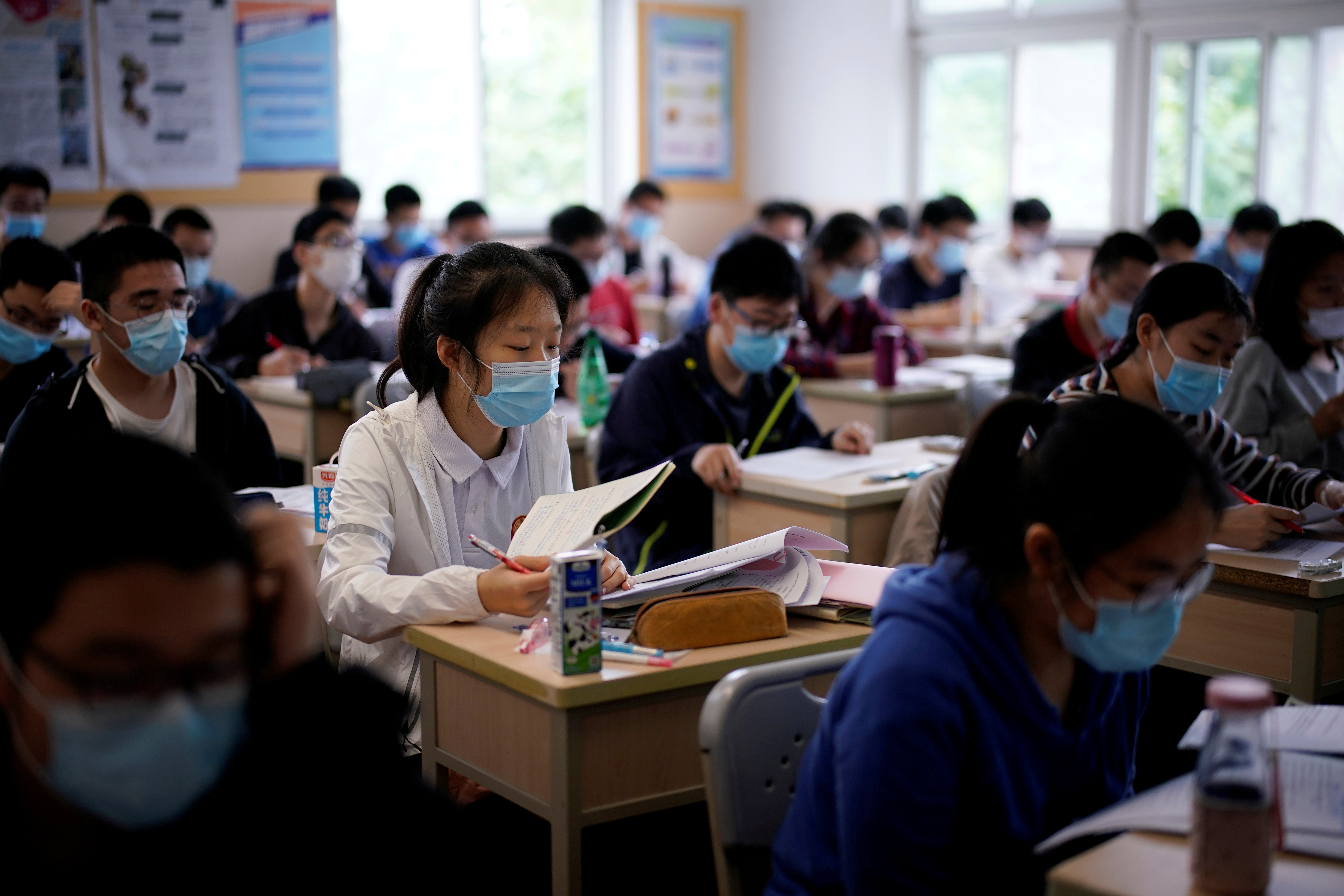Cada año 10 millones de estudiantes se preparan para rendir el examen más difícil del mundo. (REUTERS)