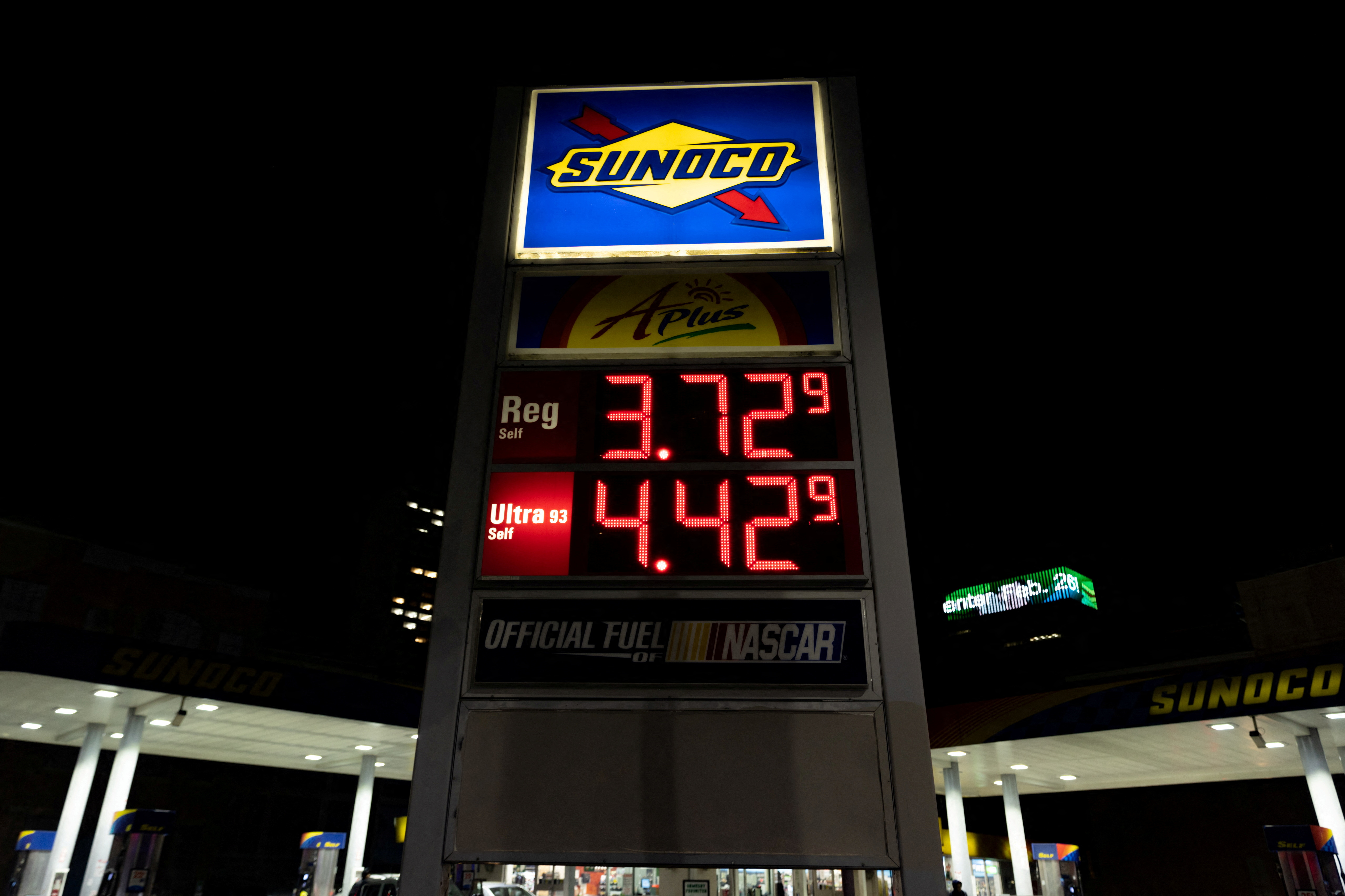 Los precios del combustible han bajado en los últimos meses, pero ello no frenó la tendencia alcista de otros sectores (Reuters)