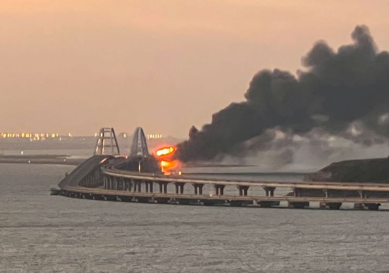 Un incendio en el puente de Kerch