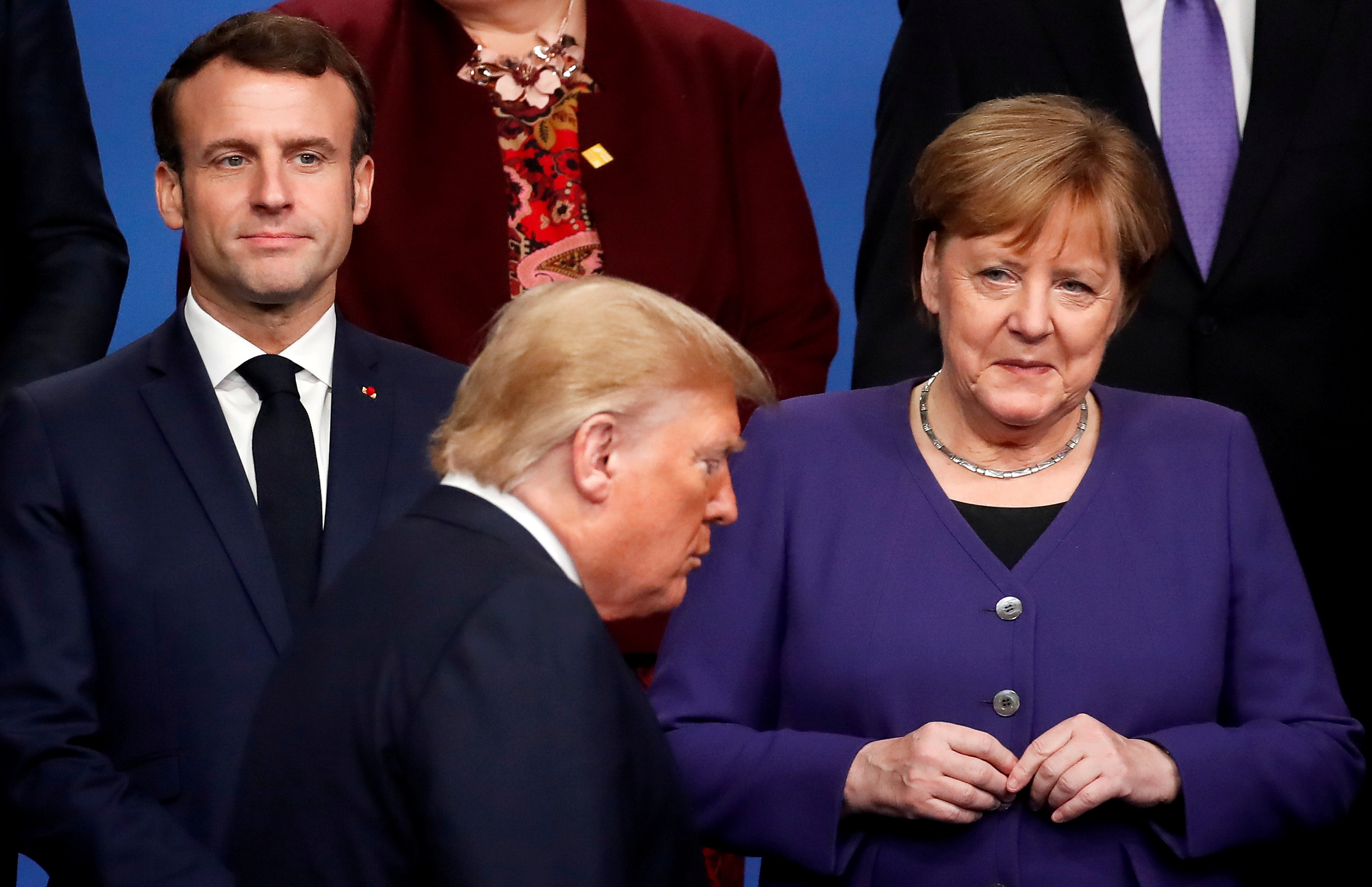 El presidente de Francia Emmanuel Macron y la canciller de Alemania Angela Merkel miran al presidente Donald Trump durante una foto de familia en la cumbre de líderes de la OTAN en Watford, Reino Unido, el 4 de diciembre de 2019 (REUTERS/Christian Hartmann/Pool/File Photo/File Photo)