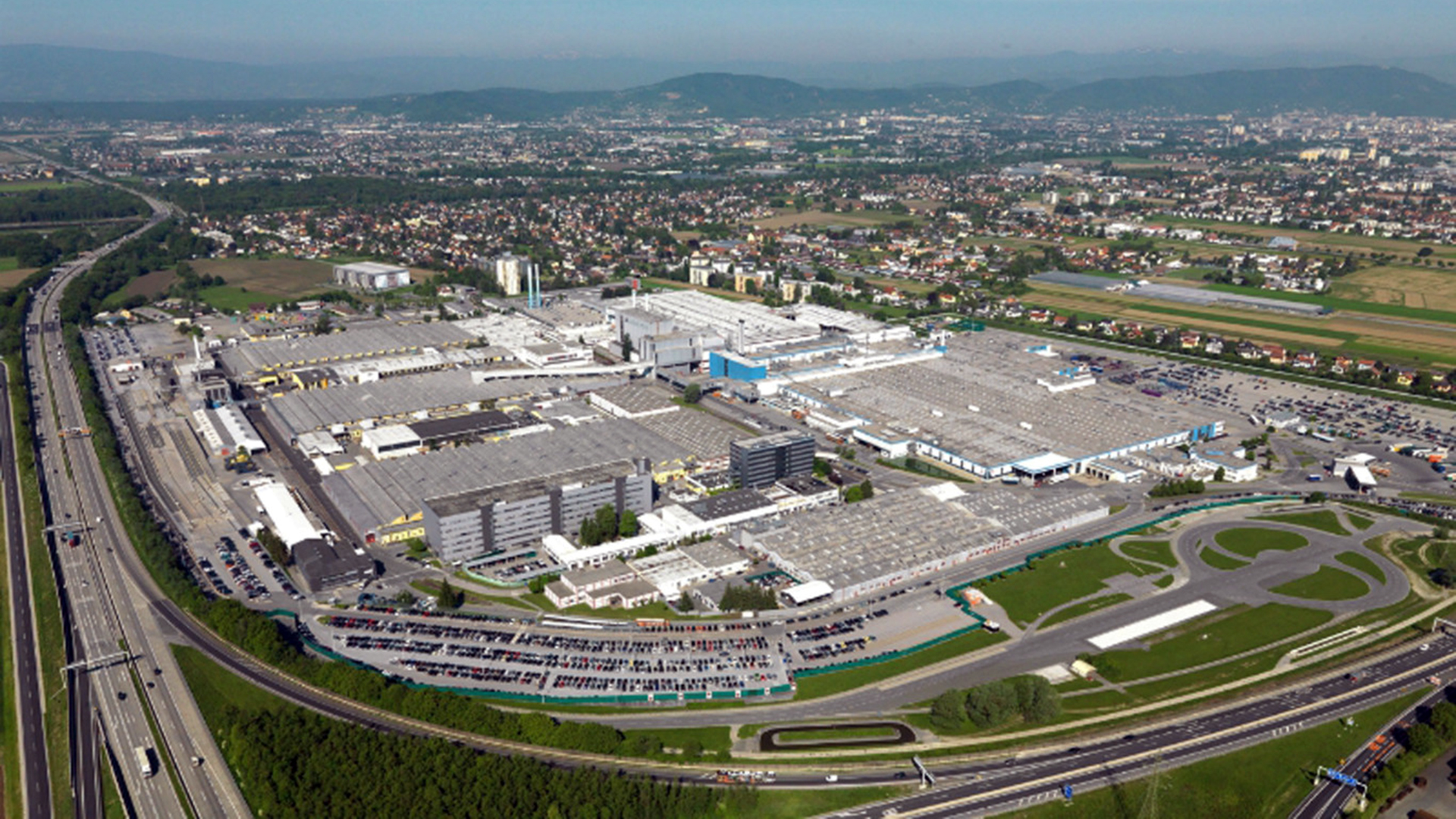 La fábrica actual es una de las más grandes de Europa, pero no es la única, Magna Steyr tiene 29 plantas en todo el mundo, y emplea 150.000 personas