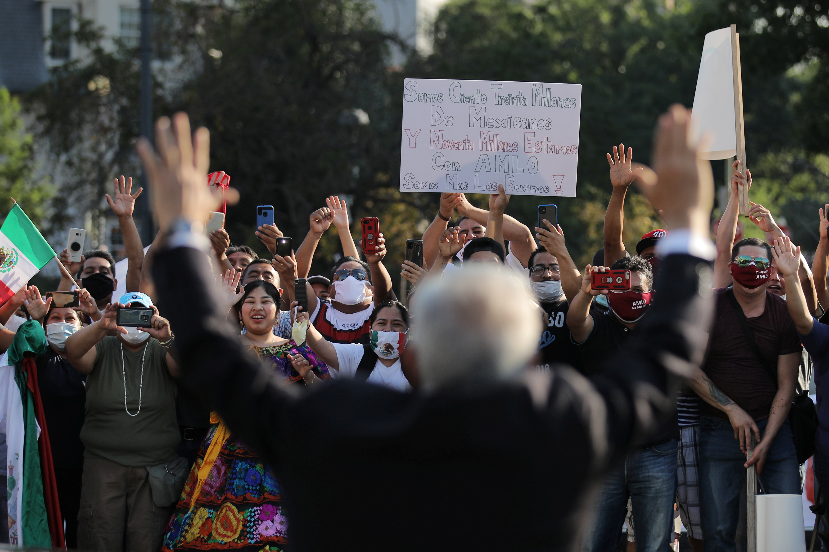 El presidente de México, Andrés Manuel López Obrador, saluda a sus seguidores mientras participa en una ceremonia de colocación de coronas de flores en el monumento conmemorativo de Benito Juárez en el centro de Washington DC, EE. UU., 8 de julio de 2020. Foto: (REUTERS / Carlos Barria)