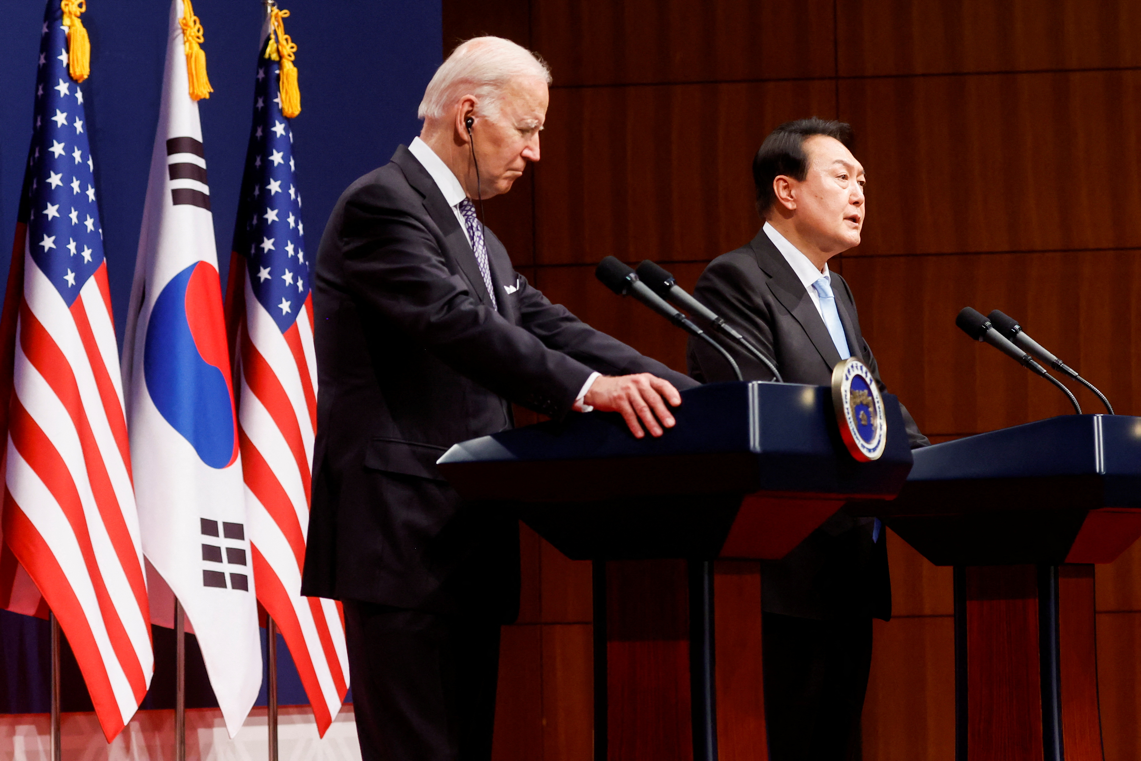 Joe Biden junto a Yoon Suk-youl (REUTERS/Jonathan Ernst)