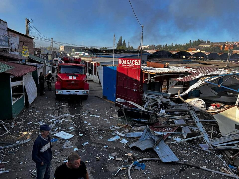 Un mercado destruido por un misil ruso, en Bakhmut, Donetsk (Press service of the State Emergency Service of Ukraine/Handout via REUTERS)