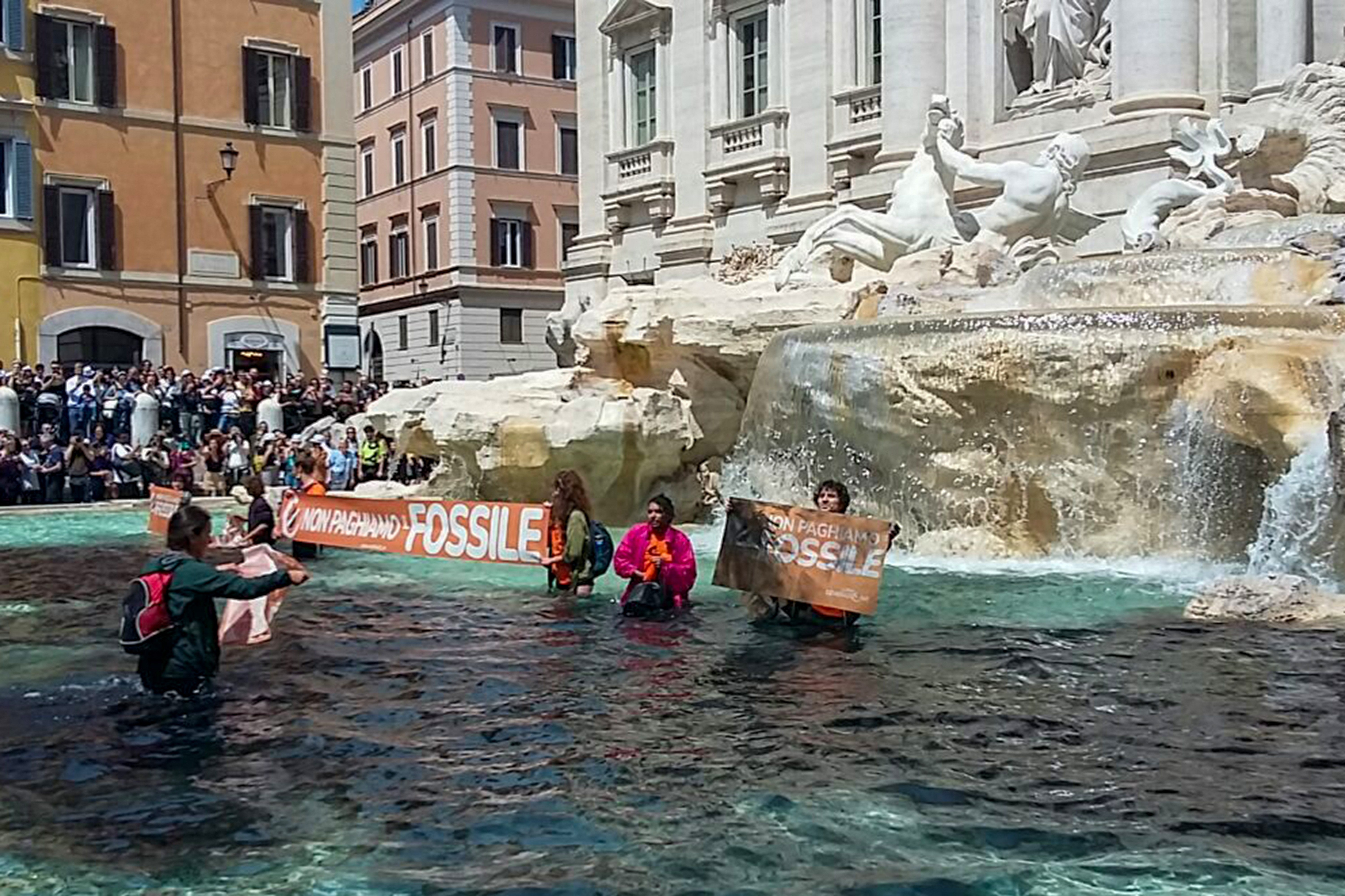 Activistas climáticos tiñeron de negro la Fontana de Trevi de Roma: “Nuestro país está muriendo”