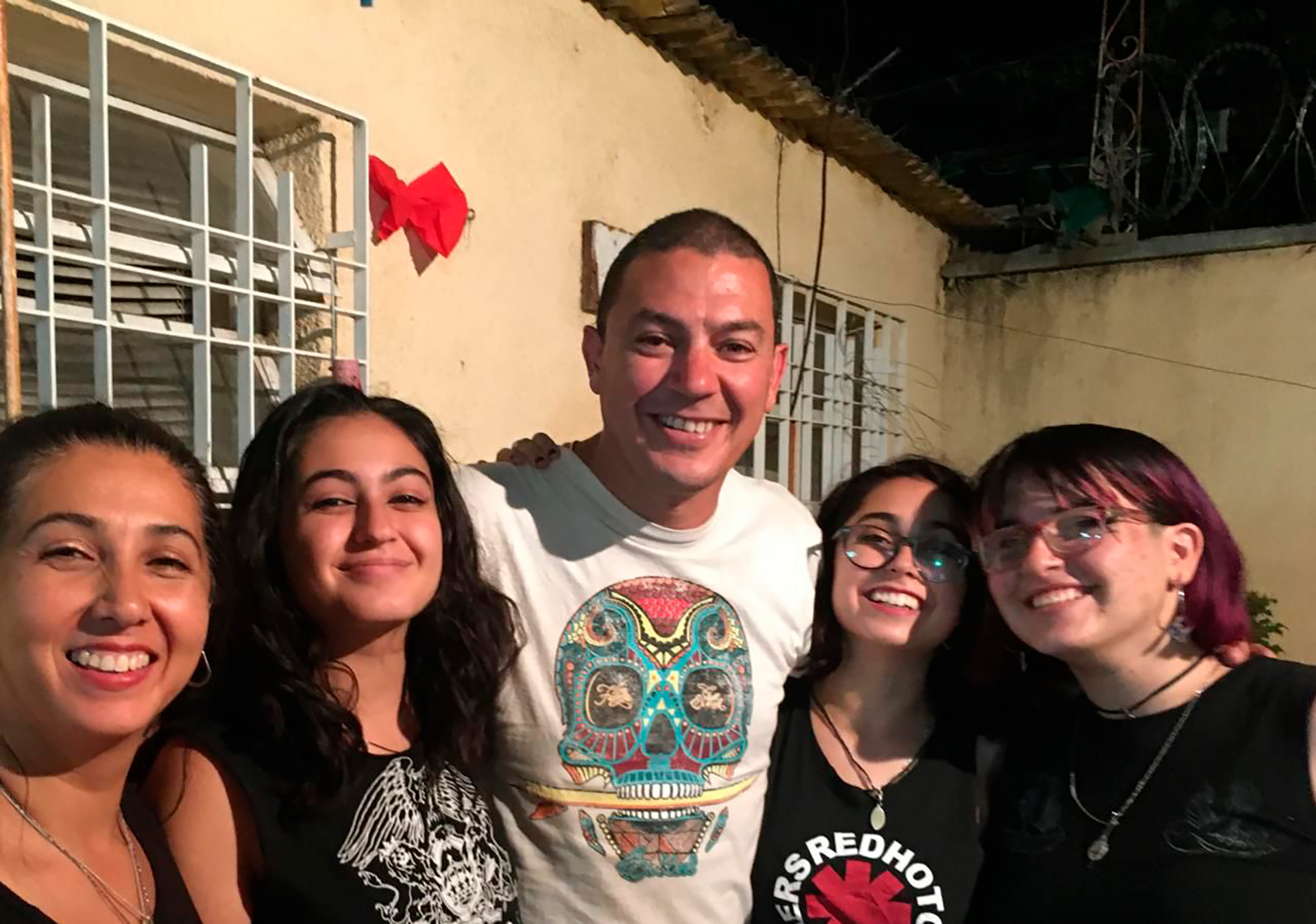 Abel y Susana junto a sus tres hijas: Sofía (21 años) trabaja en un restaurante tailandés, Melania (19) es gerente de cocina de una cada de restaurantes y ambas viven en Oregon; Eugenia (18) está por terminar la secundaria