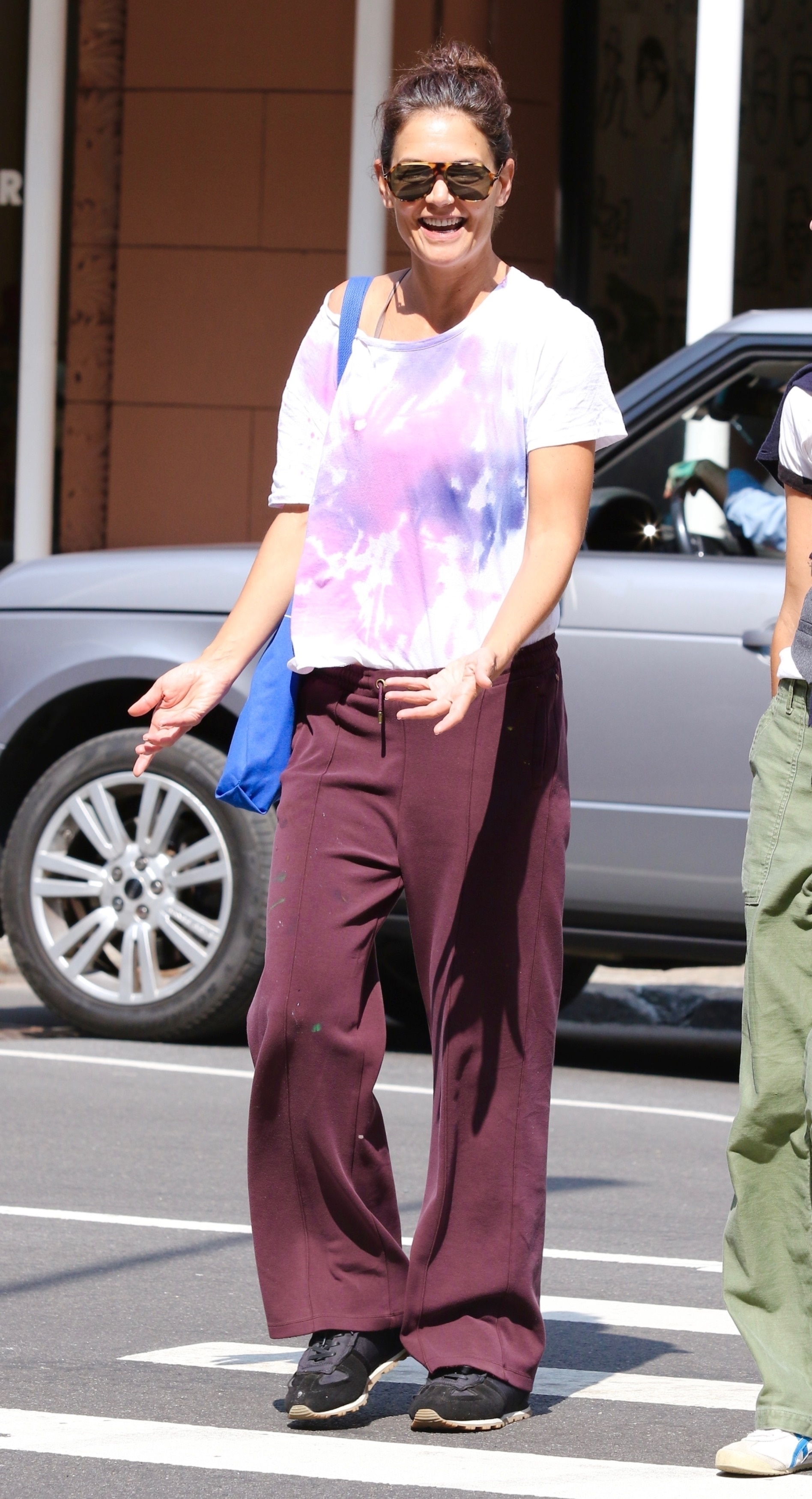 Katie Holmes sonríe de oreja a oreja mientras se ve casual y relajada después de que finalizara la Semana de la Moda de Nueva York