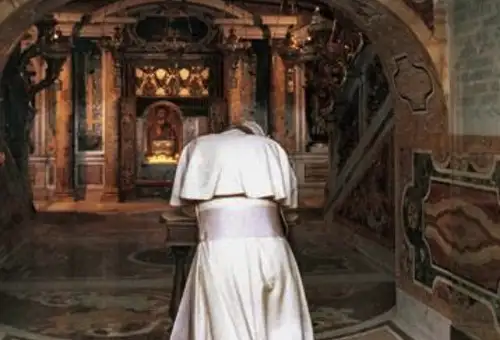 El Papa Francisco rezando ante la tumba de San Pedro