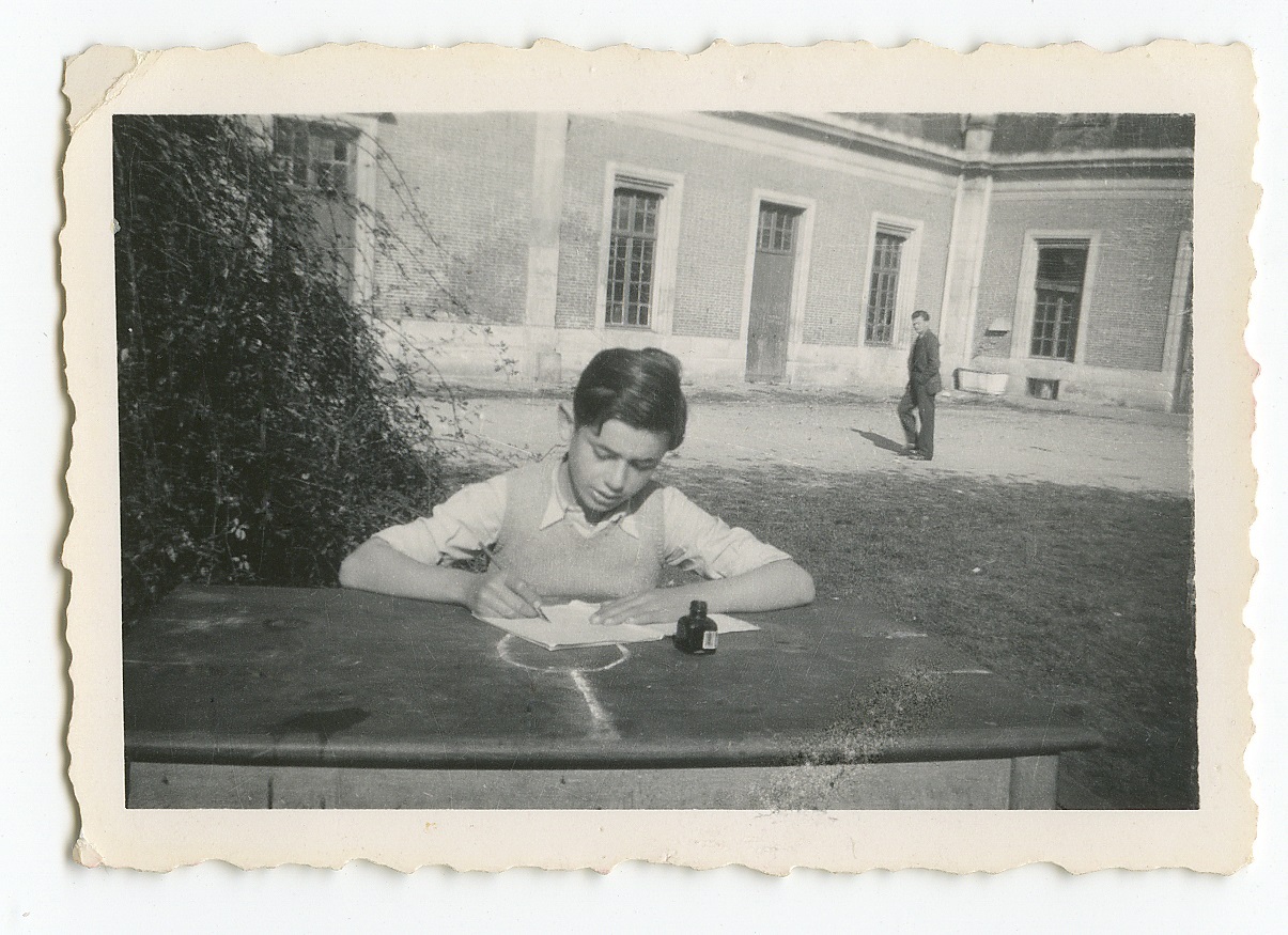 Foto de Robert Waisman en Écois (Francia), donde vivió tras ser liberado de Buchenwald y antes de llegar a Canadá, facilitada por la editorial Destino (EFE)
