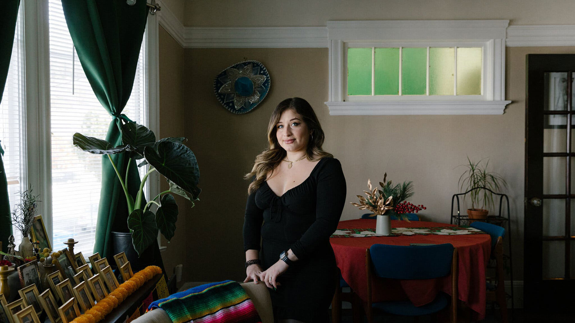 Lupita Uribe en su hogar en San Francisco. Con 29 años, está planeando que su madre se mude algún día a vivir con ella y con su esposo (foto:Jason Henry para The New York Times)