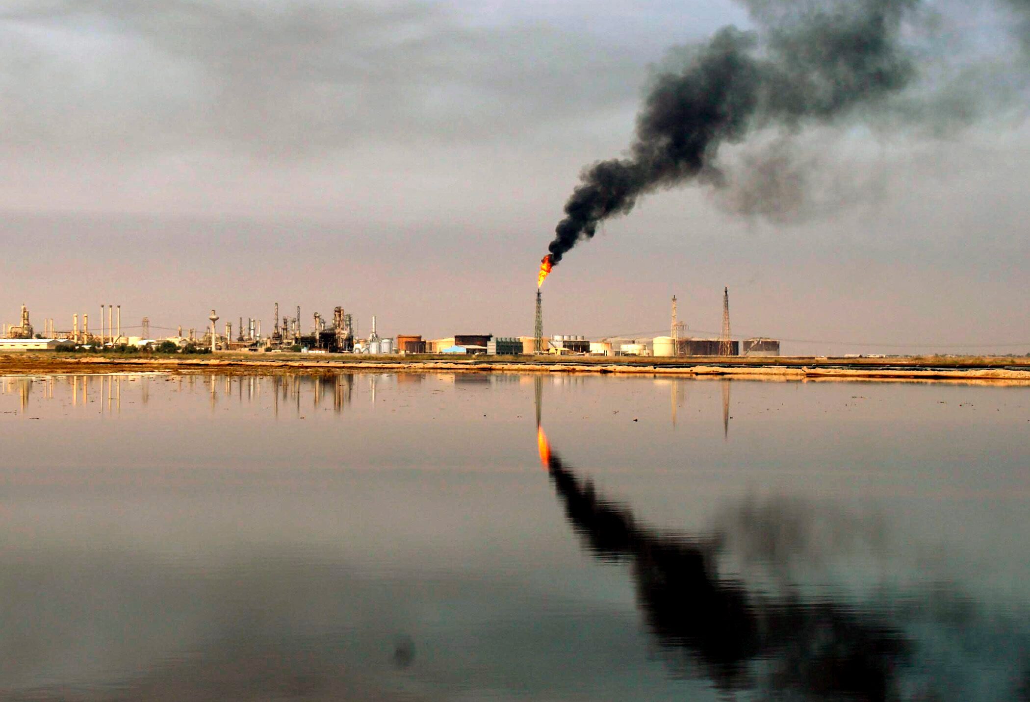 Una refinería cerca de Umm Quasar en Basora, Irak, en una fotografía de archivo. EFE/ALAA AL-SHEMAREE
