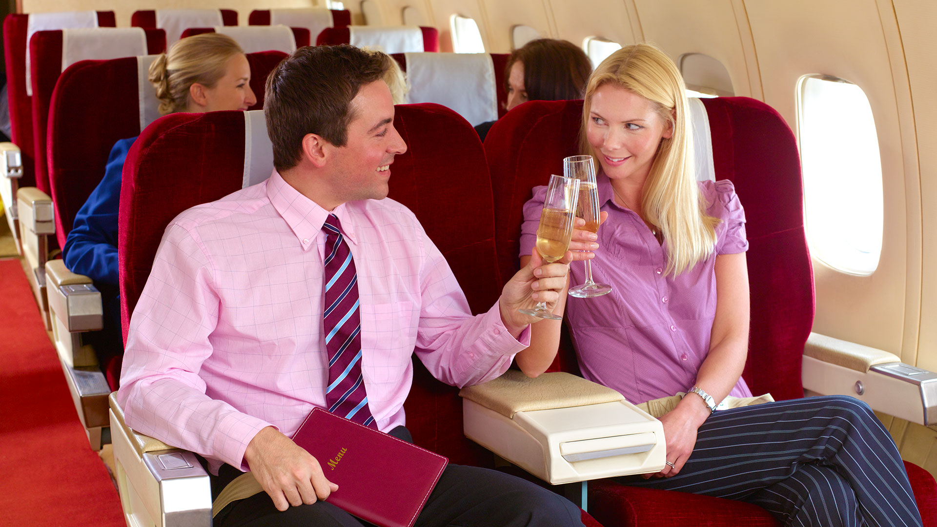 El especialista advirtió que es conveniente no consumir alcohol durante un vuelo largo, ya que aumenta el riesgo de deshidratación (Getty Images)