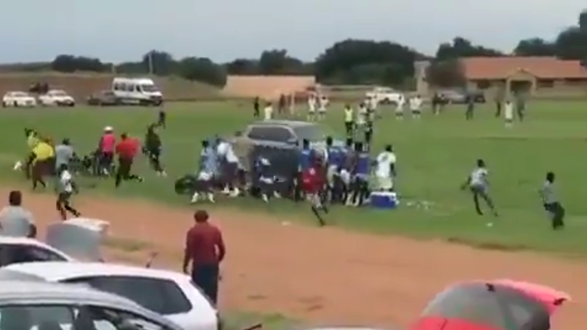 Horror en Sudáfrica: un fanático invadió la cancha con su auto e intentó atropellar a un árbitro
