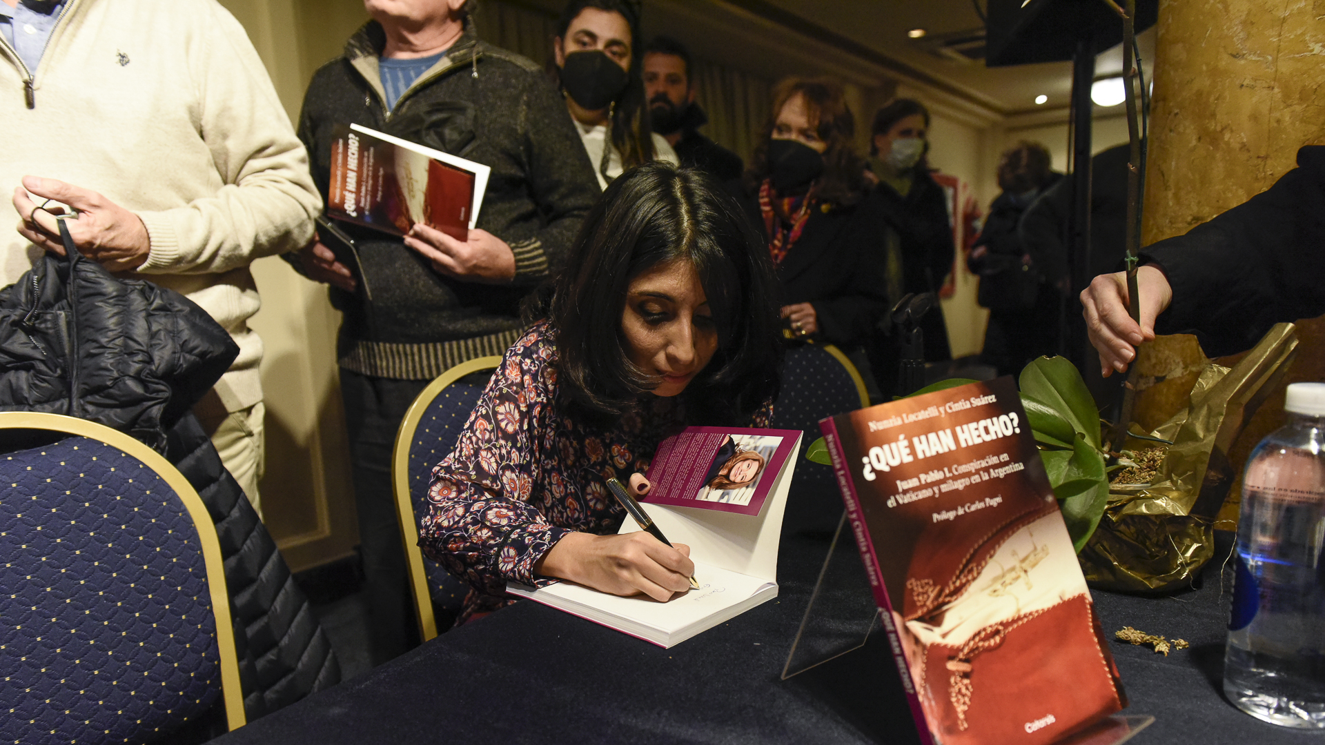 Cintia Suárez firmando los ejemplares del libro 