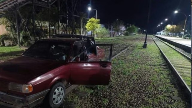 Video: manejaba alcoholizado, dej&oacute; su auto en las v&iacute;as del tren y tuvieron que montar un operativo para moverlo